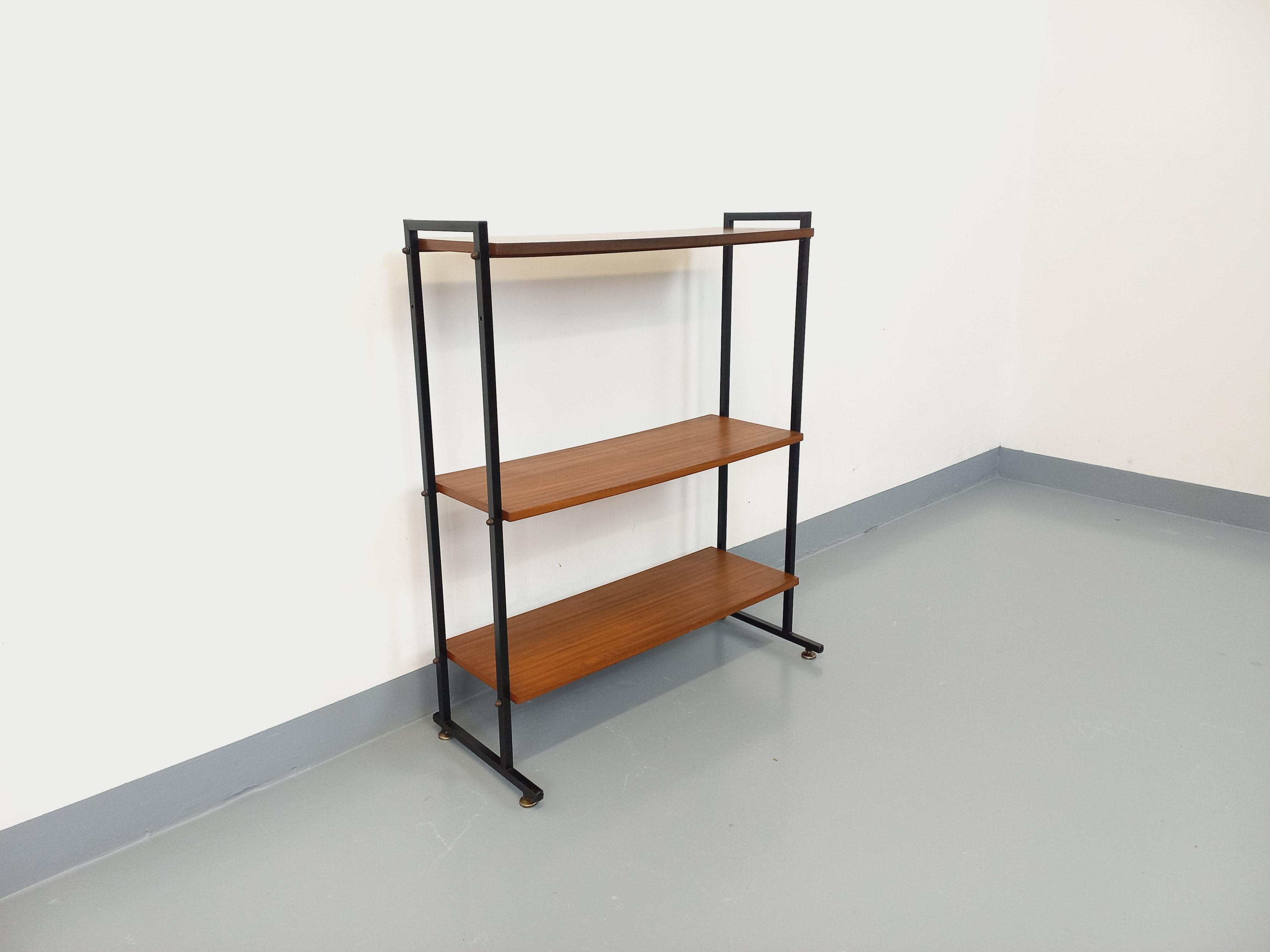 Français Étagère sur pieds vintage en teck et métal noir style String Tomado années 60
