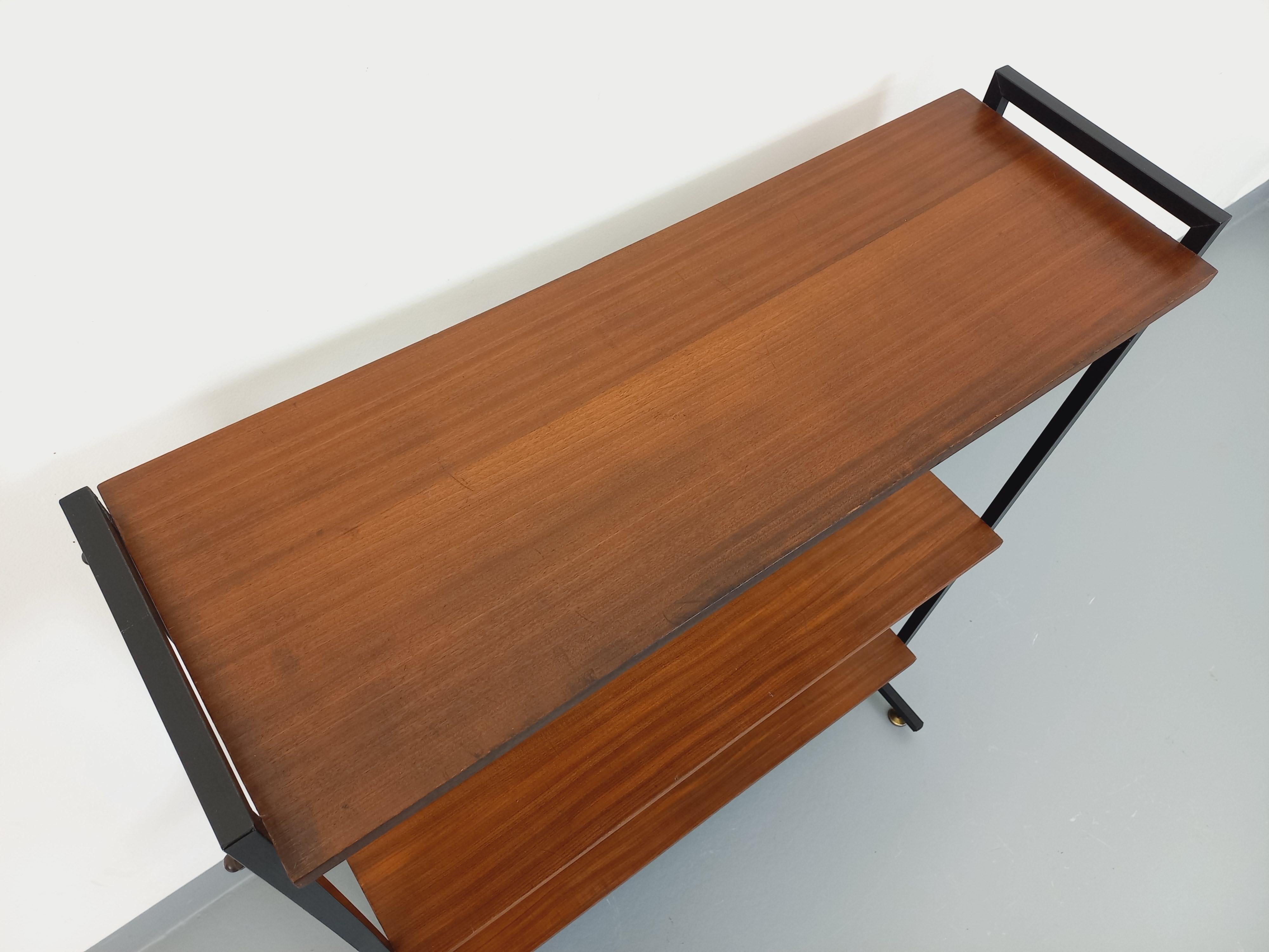 Étagère sur pieds vintage en teck et métal noir style String Tomado années 60 Bon état à BESANÇON, FR