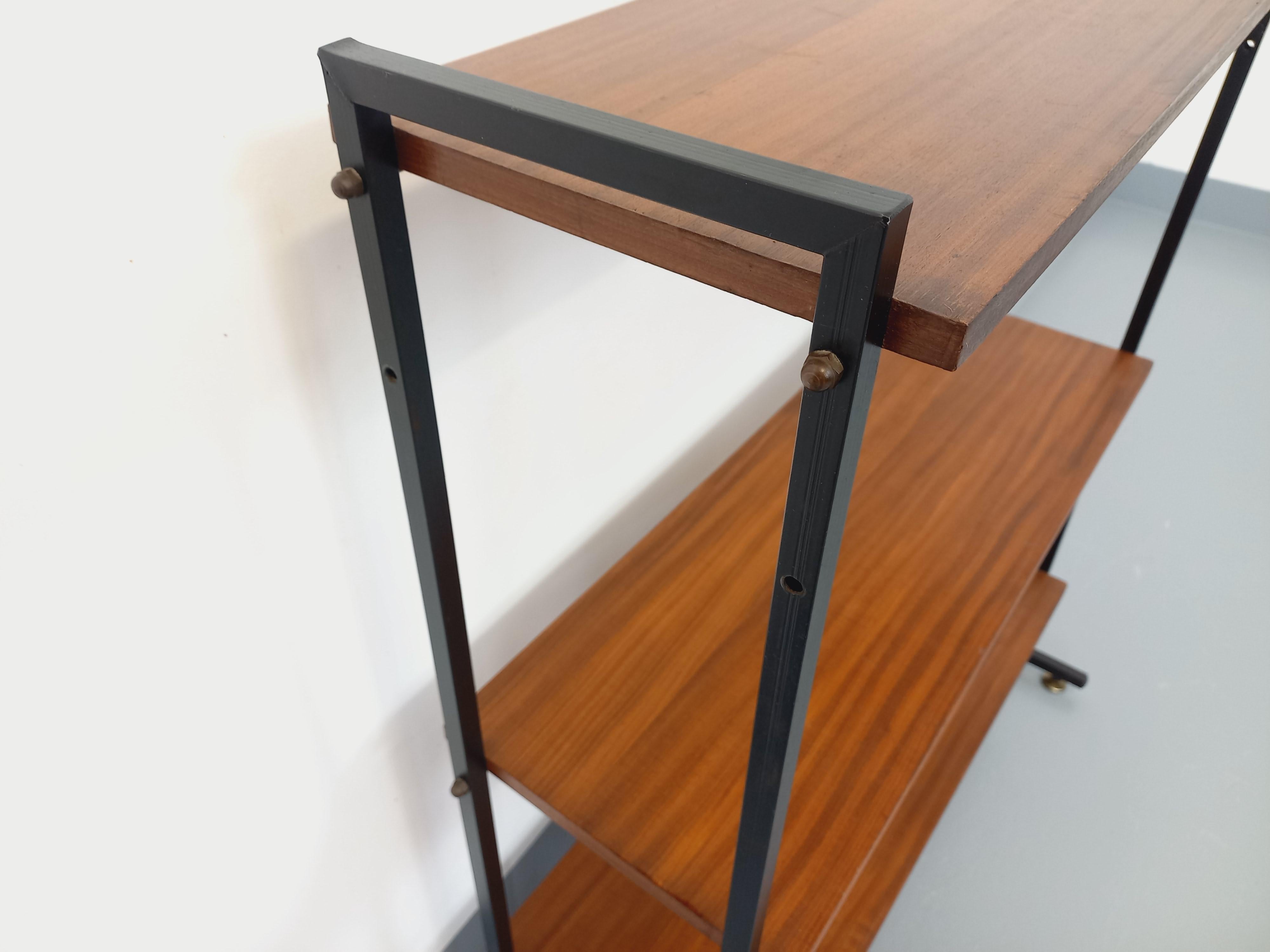 Étagère sur pieds vintage en teck et métal noir style String Tomado années 60 1