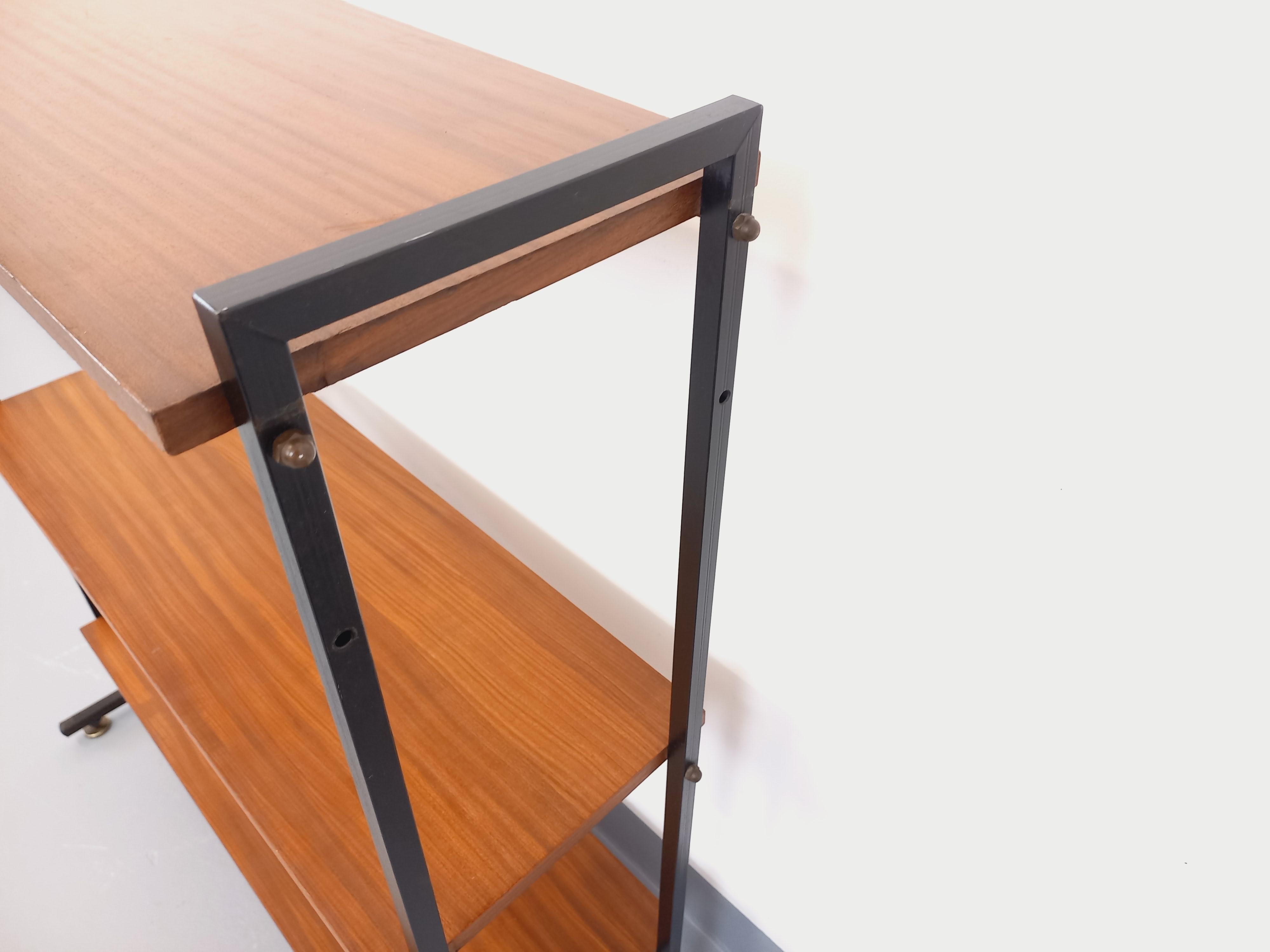 Étagère sur pieds vintage en teck et métal noir style String Tomado années 60 2