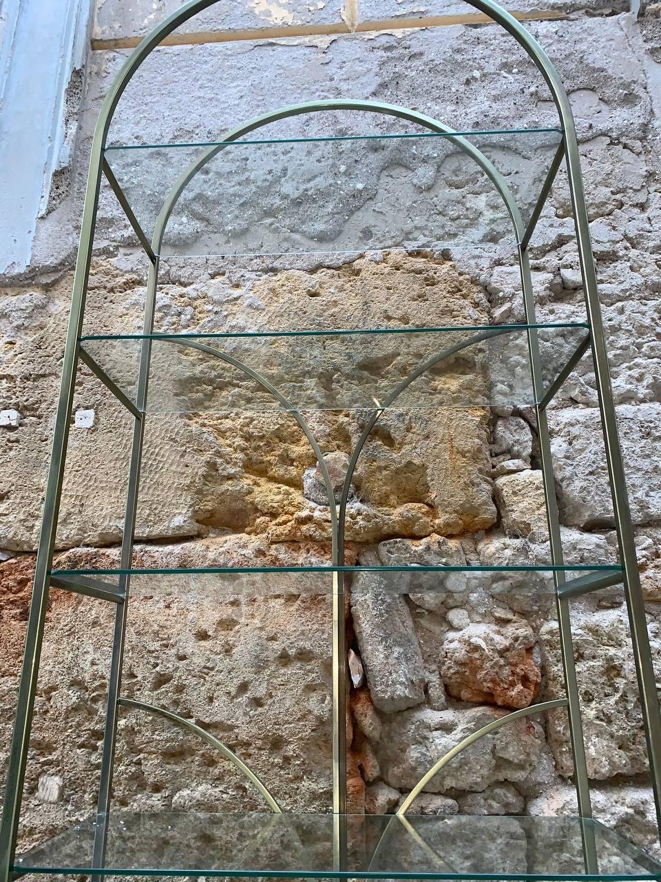 Etagéree in ottone e cromo di Maison Jansen 1970 .
Unica nelle sue forme ad arco lineare con 6 piani in vetro.
Come possiamo ben notare, ottima come vetrina dove posizionare qualche decorazione in vetro ed oggettistica regala quel tocco in più.
Ogni