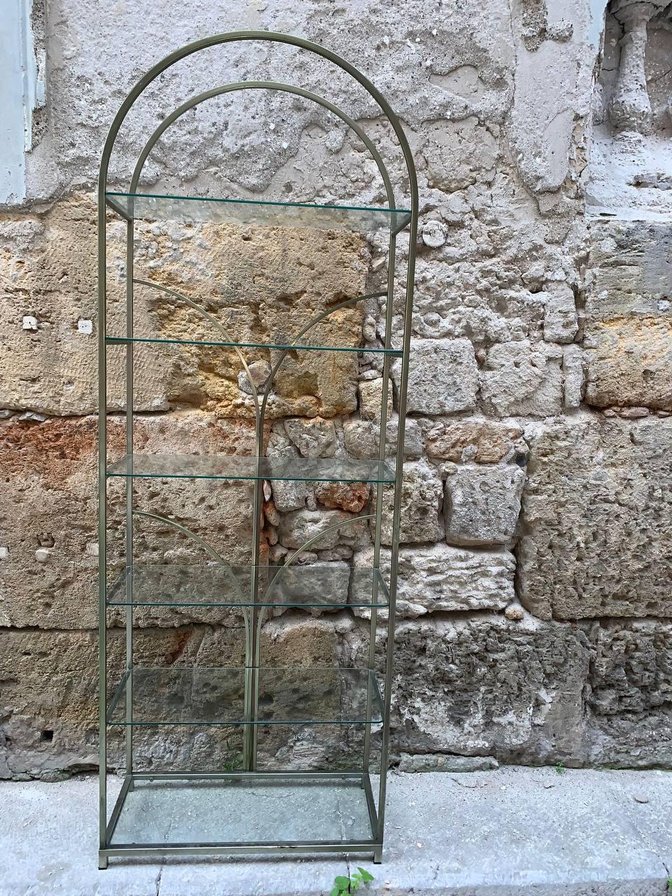 Italian Etagère in ottone degli anni '70, stile Maison Jansen in vendita