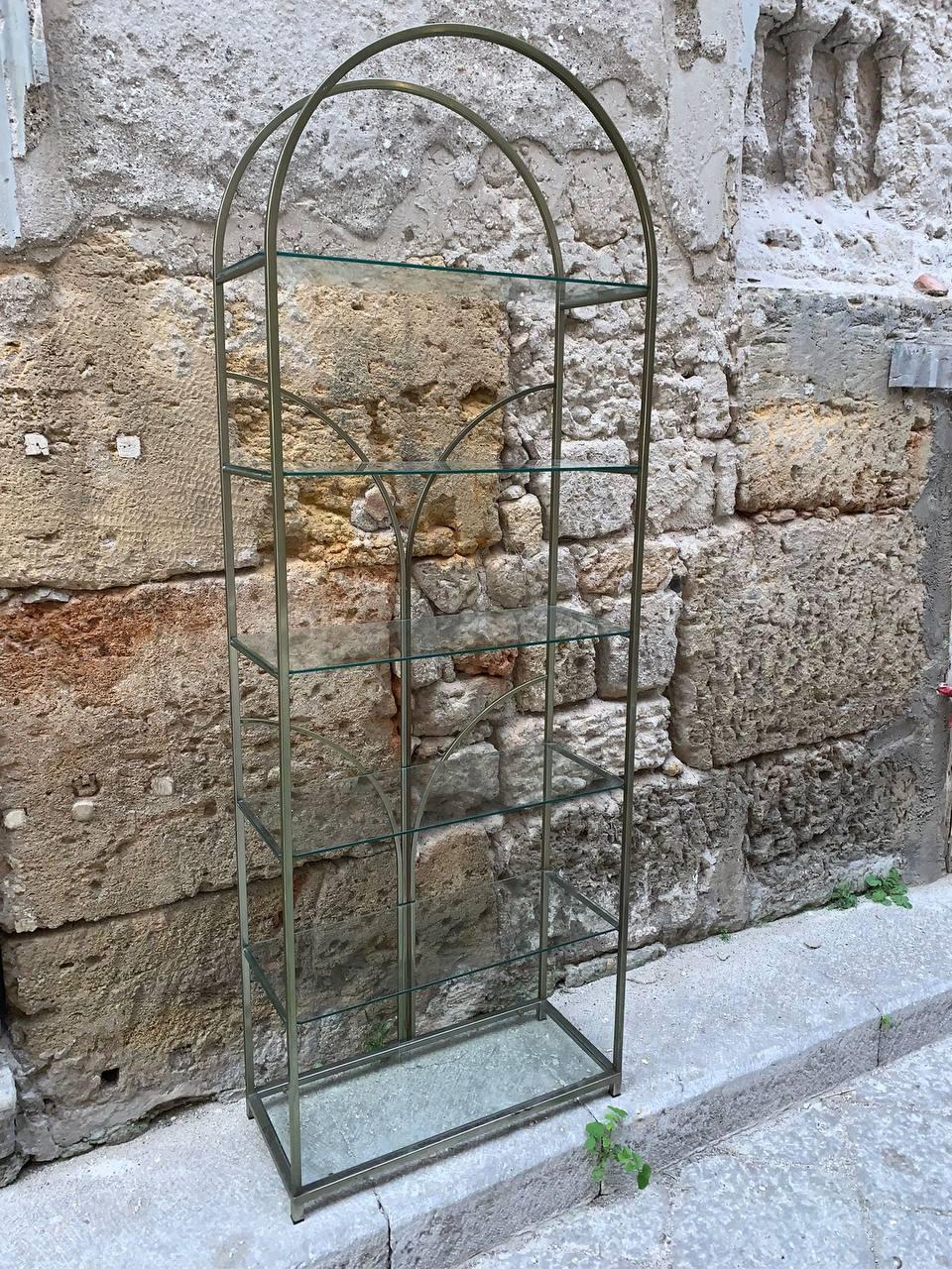 Etagère in ottone degli anni '70, stile Maison Jansen In condizioni buone in vendita a Palermo, IT