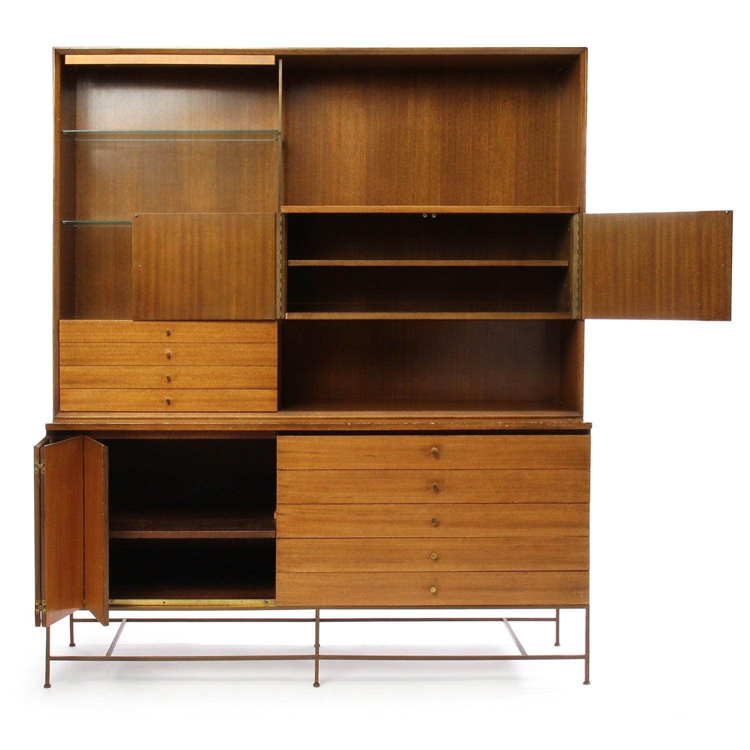 Eine Etagere aus gebleichtem Nussbaum und Messing mit einem separaten Unterschrank mit Schubladen und einer Falttür, die auf einem Vierkantrohr aus Messing steht und einen Oberschrank mit Türen, Glasböden, Schubladen und offenen Räumen trägt.