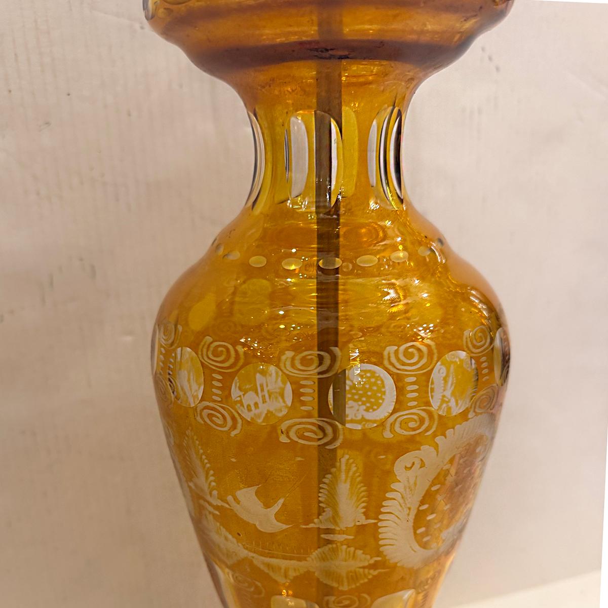 Lámpara de vidrio ámbar grabado Francés en venta