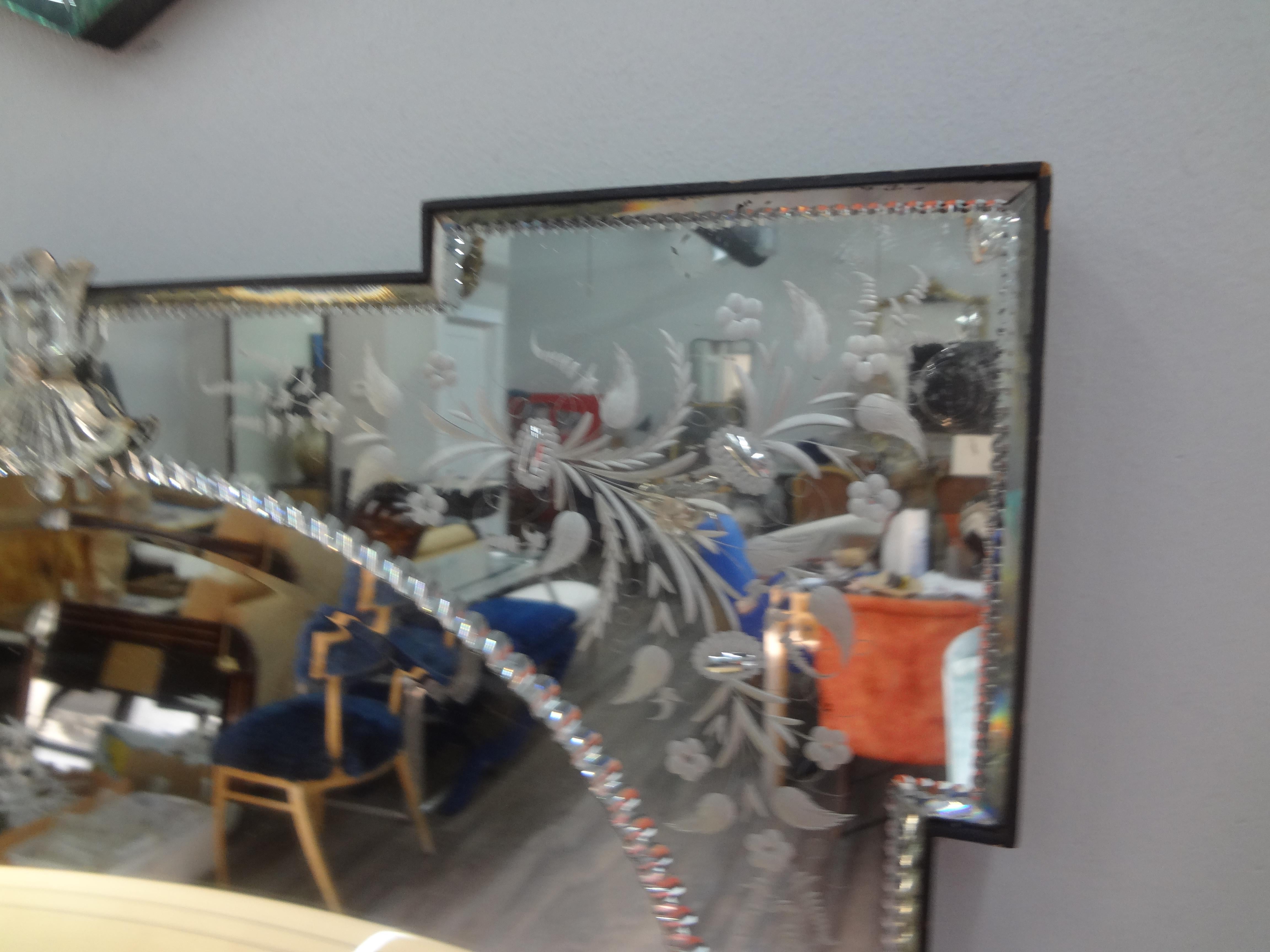 Milieu du XXe siècle Miroir vénitien gravé et biseauté en vente
