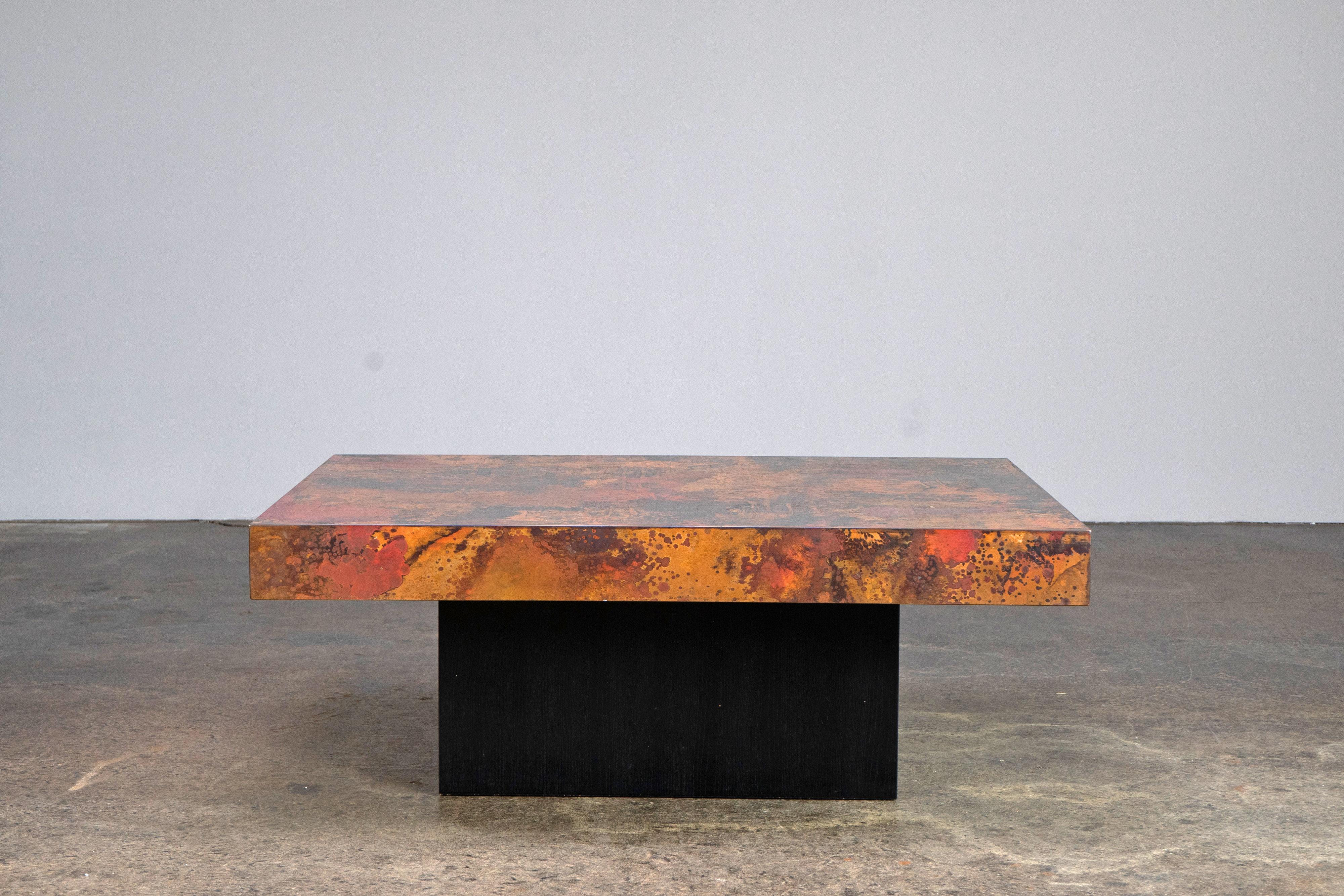 Die Tischplatte aus oxidiertem Kupfer ruht auf einem lackierten Holzsockel. Seltene untere Version mit tiefer Tischplatte.