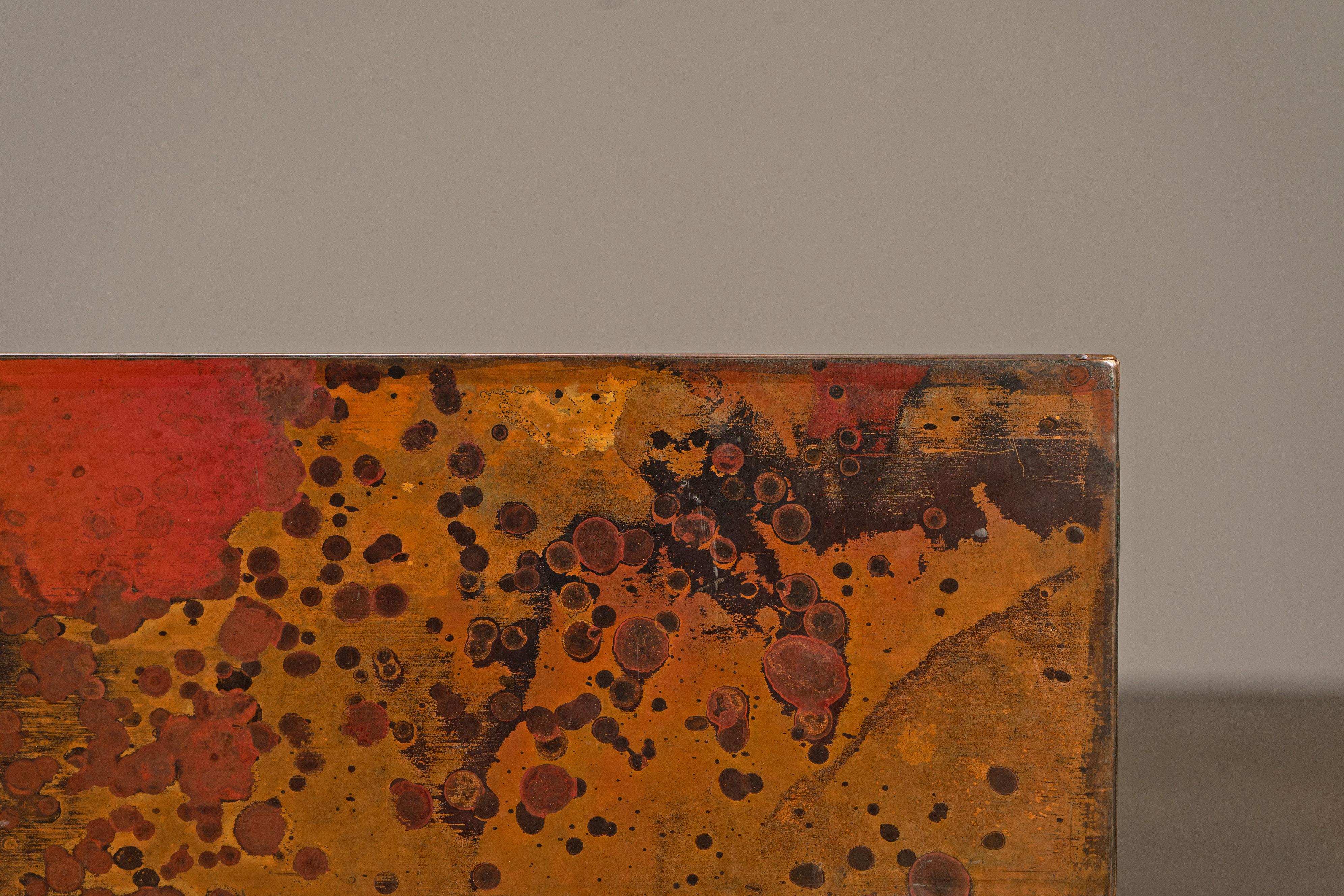 Cuivre Table basse en cuivre oxydé gravé et fumé de Bernhard Rohne, années 1960