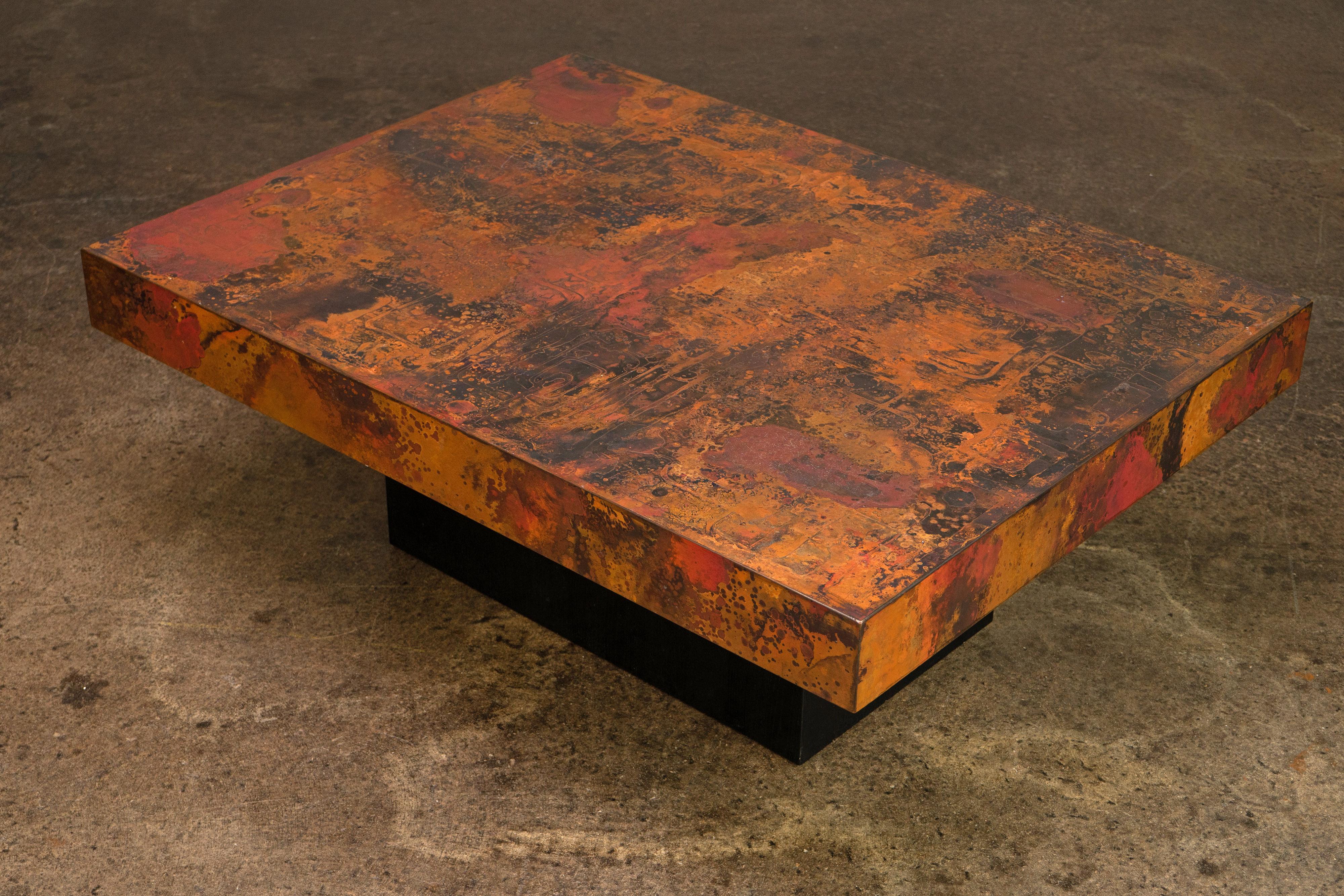 Table basse en cuivre oxydé gravé et fumé de Bernhard Rohne, années 1960 2