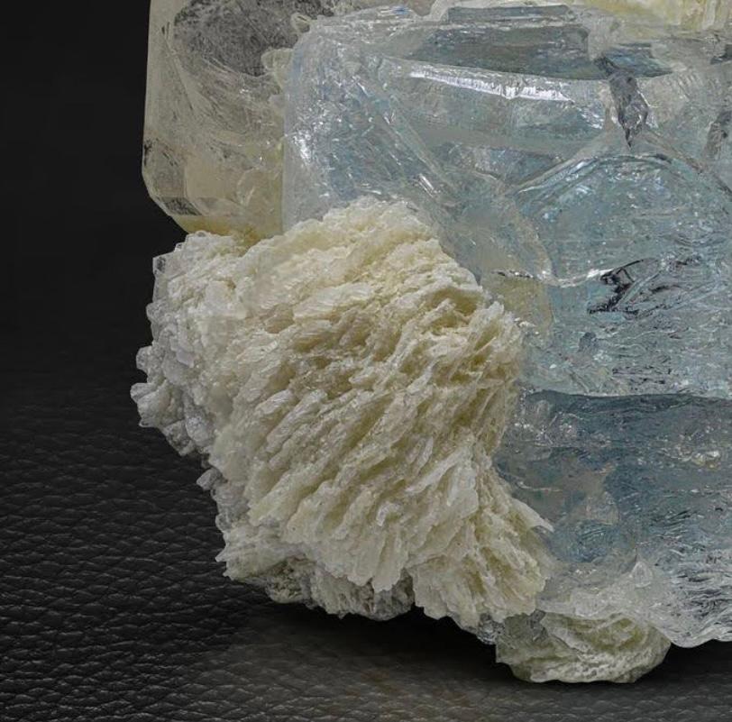 Etched Aquamarine With Terminated Quartz And Cleavelandite From Pakistan In Good Condition For Sale In Peshawar, PK