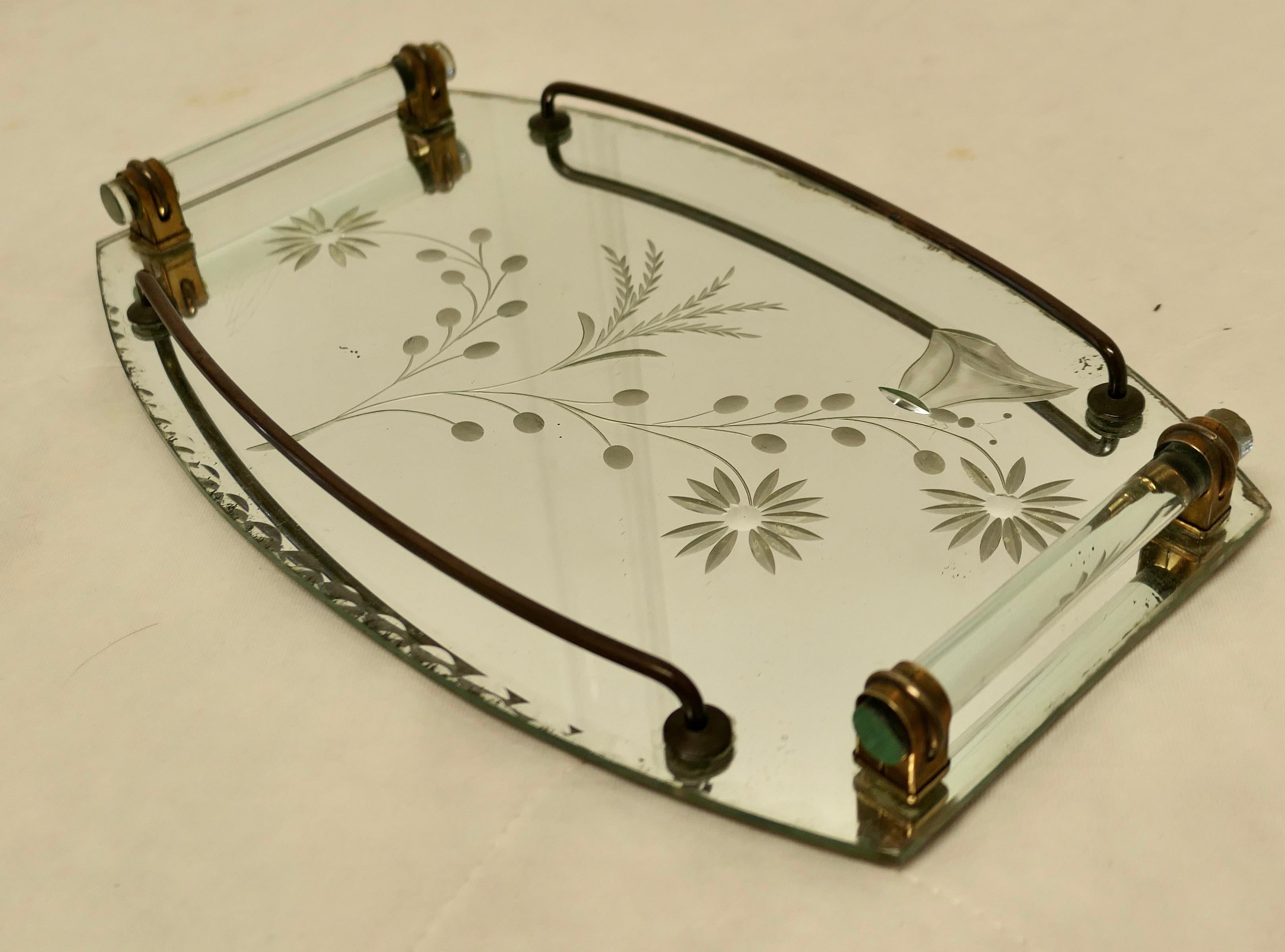 Plateau miroir art déco gravé  Une belle pièce de style en vente 1