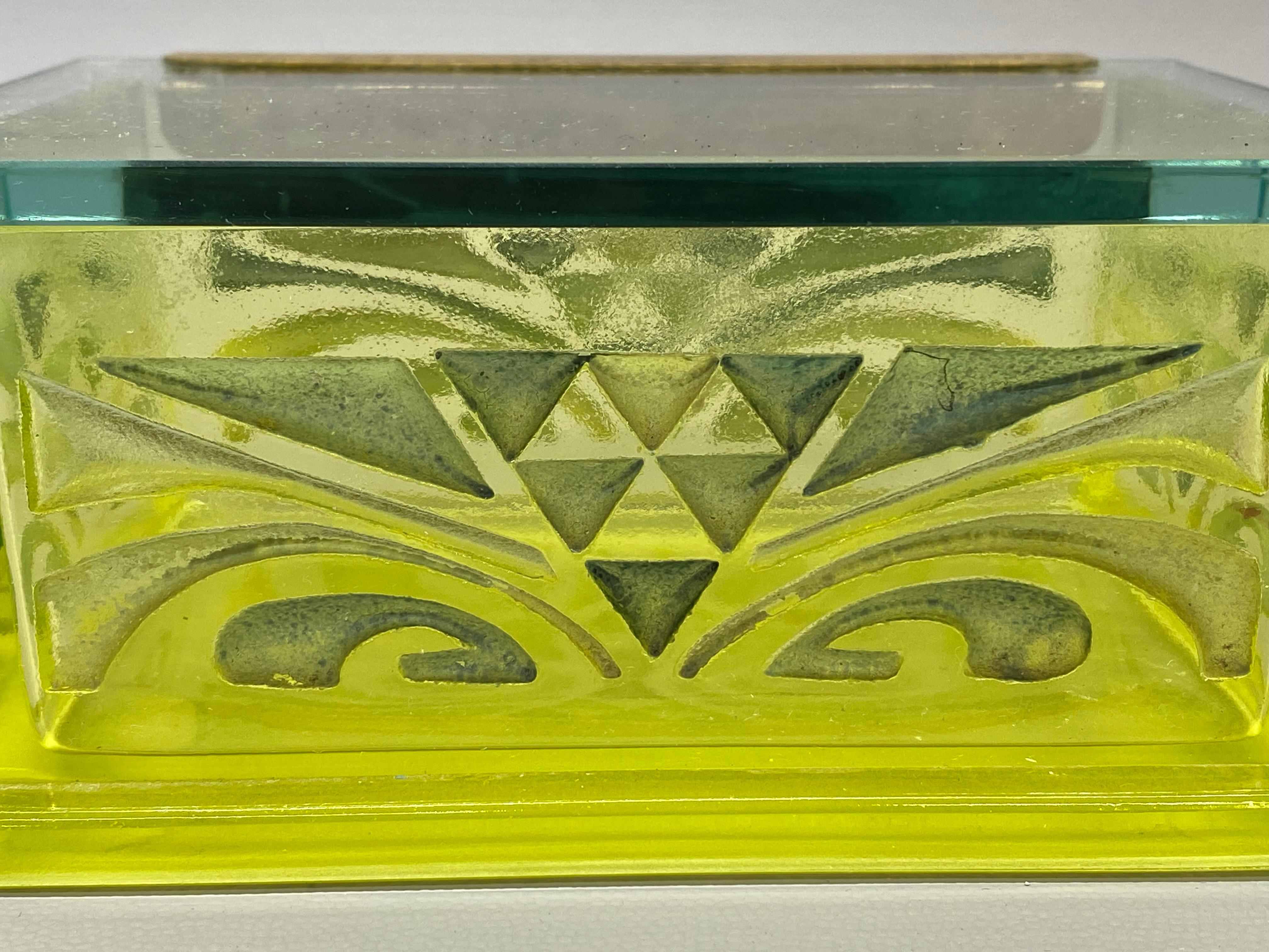Caja de cigarrillos de cristal grabado Art Decó con uranio 4