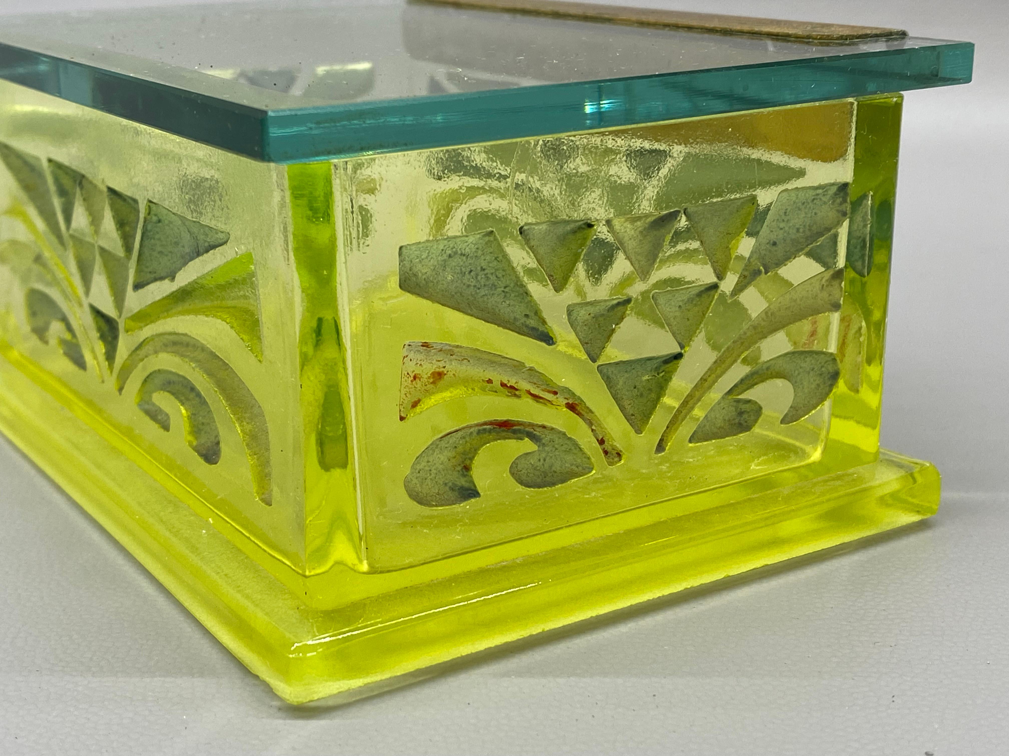 Caja de cigarrillos de cristal grabado Art Decó con uranio 5