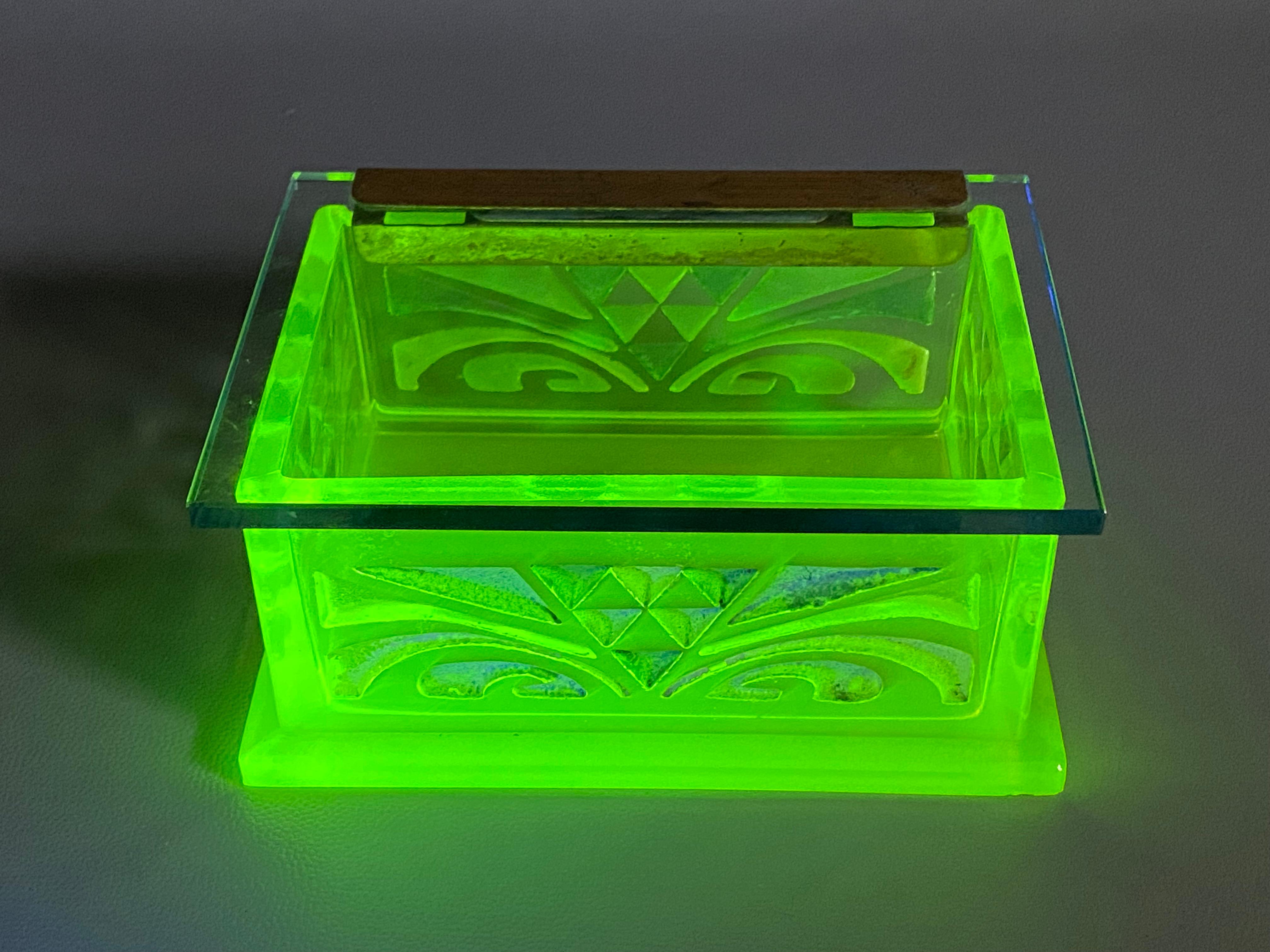 Caja de cigarrillos de cristal grabado Art Decó con uranio 6