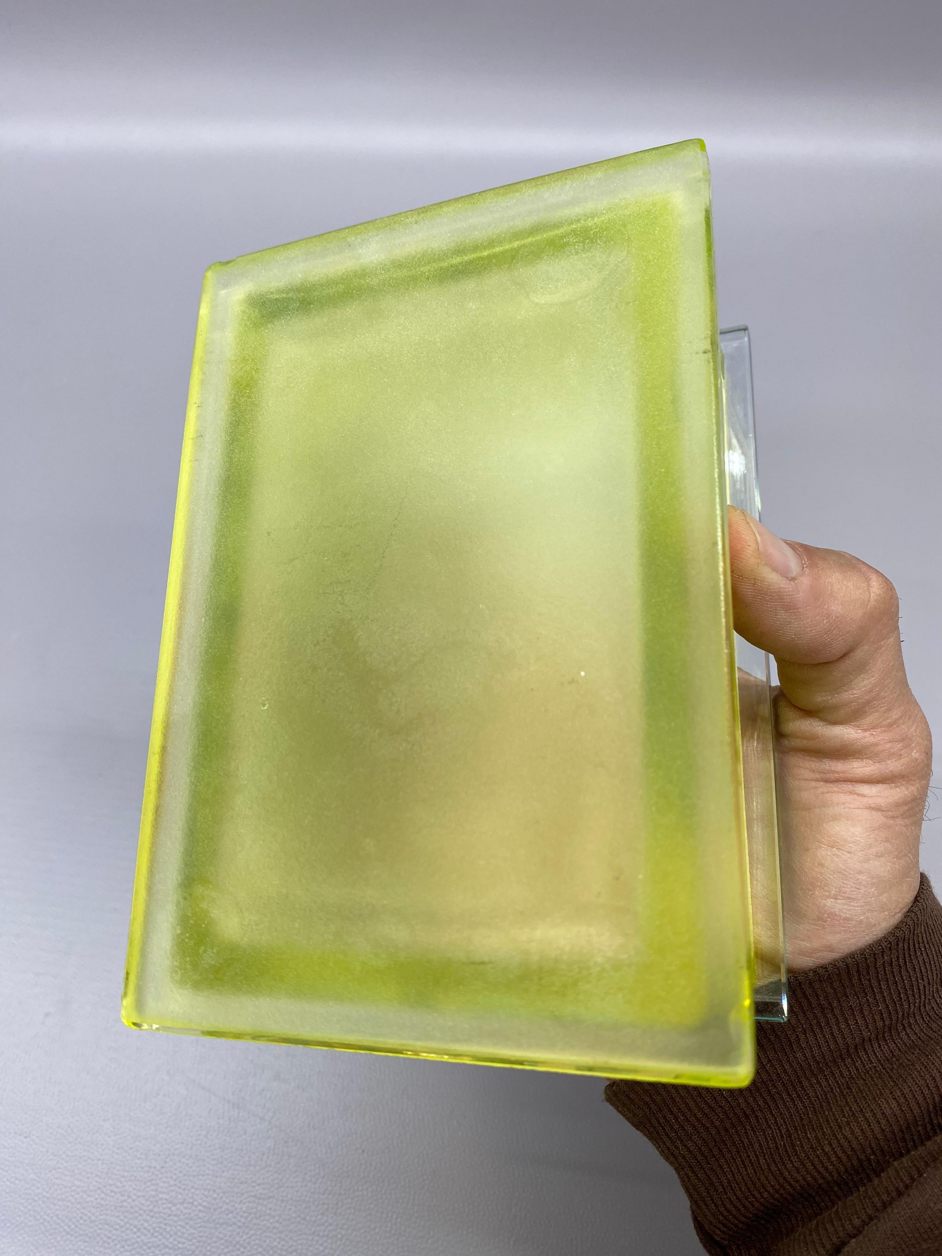 Caja de cigarrillos de cristal grabado Art Decó con uranio 7