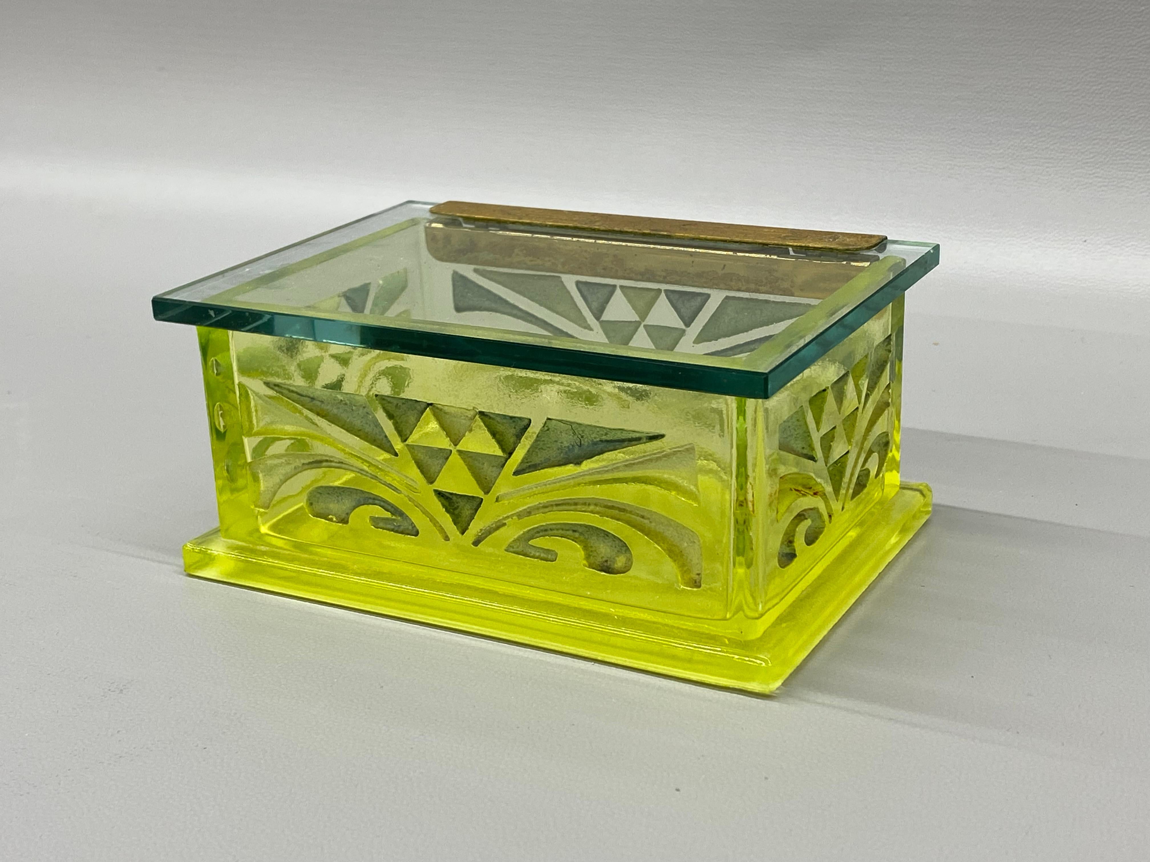 Pitillera o caja de baratijas de cristal de uranio/vaselina grabada de la época Art Déco. Una maravilla digna de contemplar bajo una luz negra y un Objet d'art realmente asombroso que, según los estándares actuales, probablemente nunca se habría
