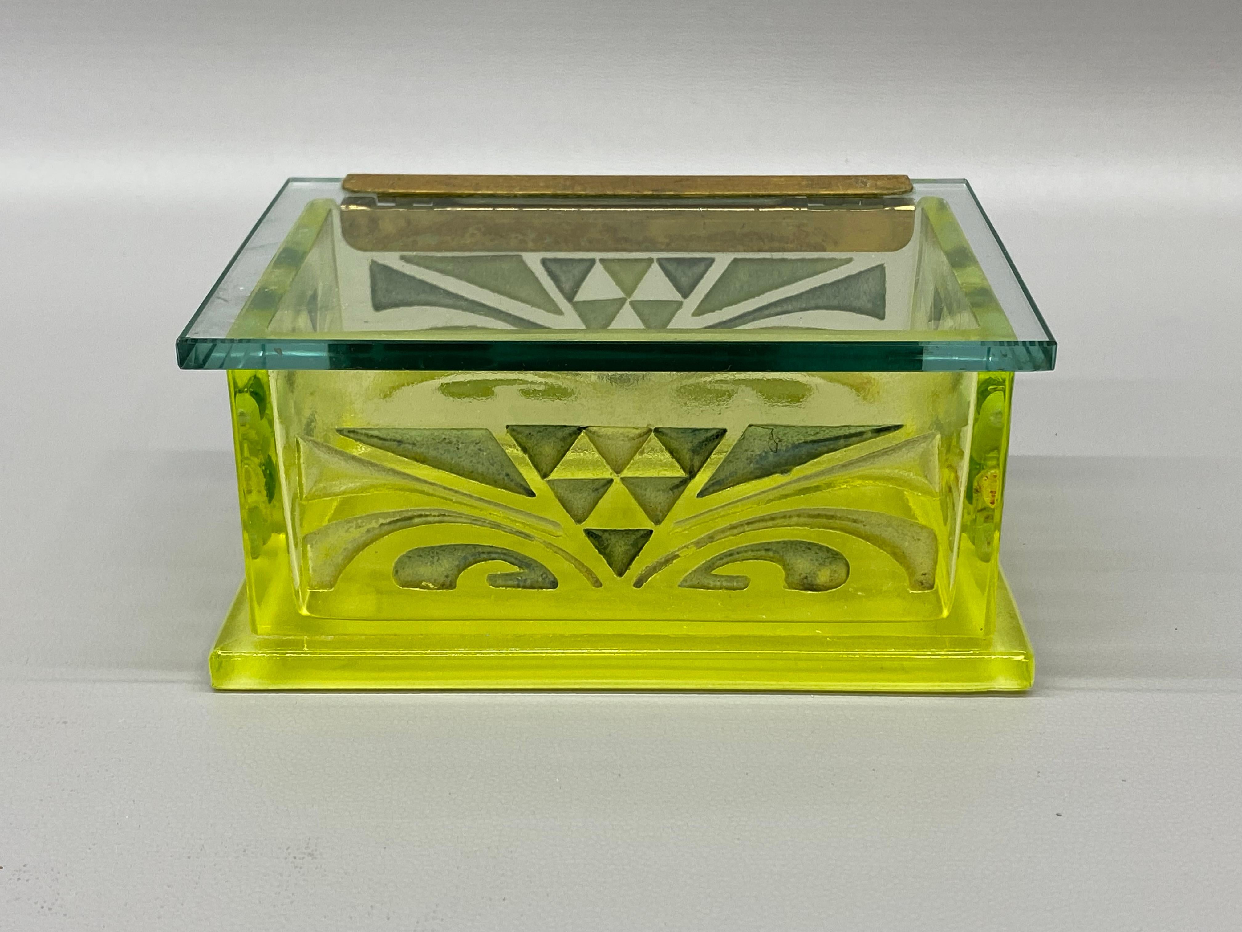 Caja de cigarrillos de cristal grabado Art Decó con uranio Estadounidense
