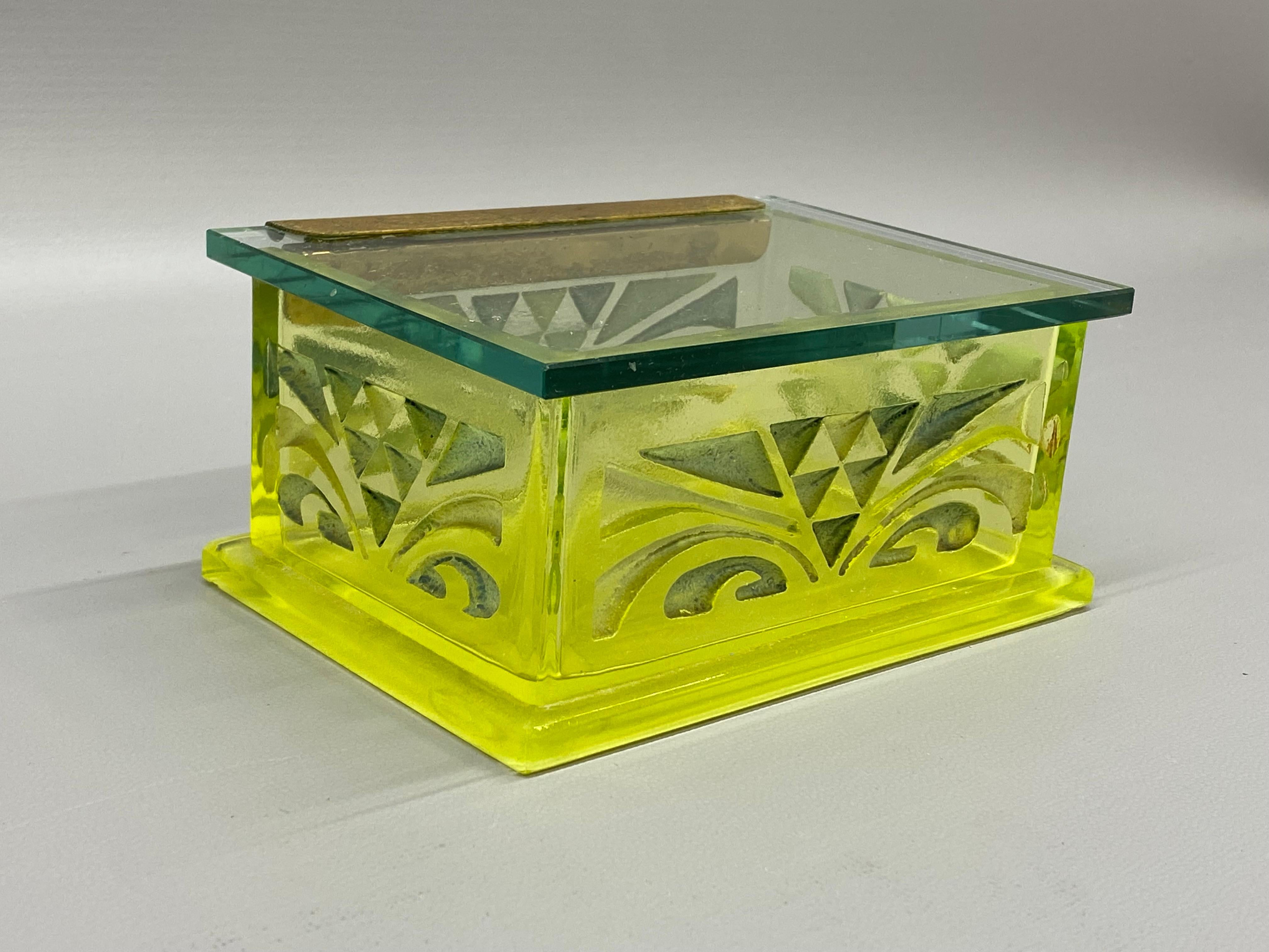 Caja de cigarrillos de cristal grabado Art Decó con uranio en Bueno Estado en Garnerville, NY