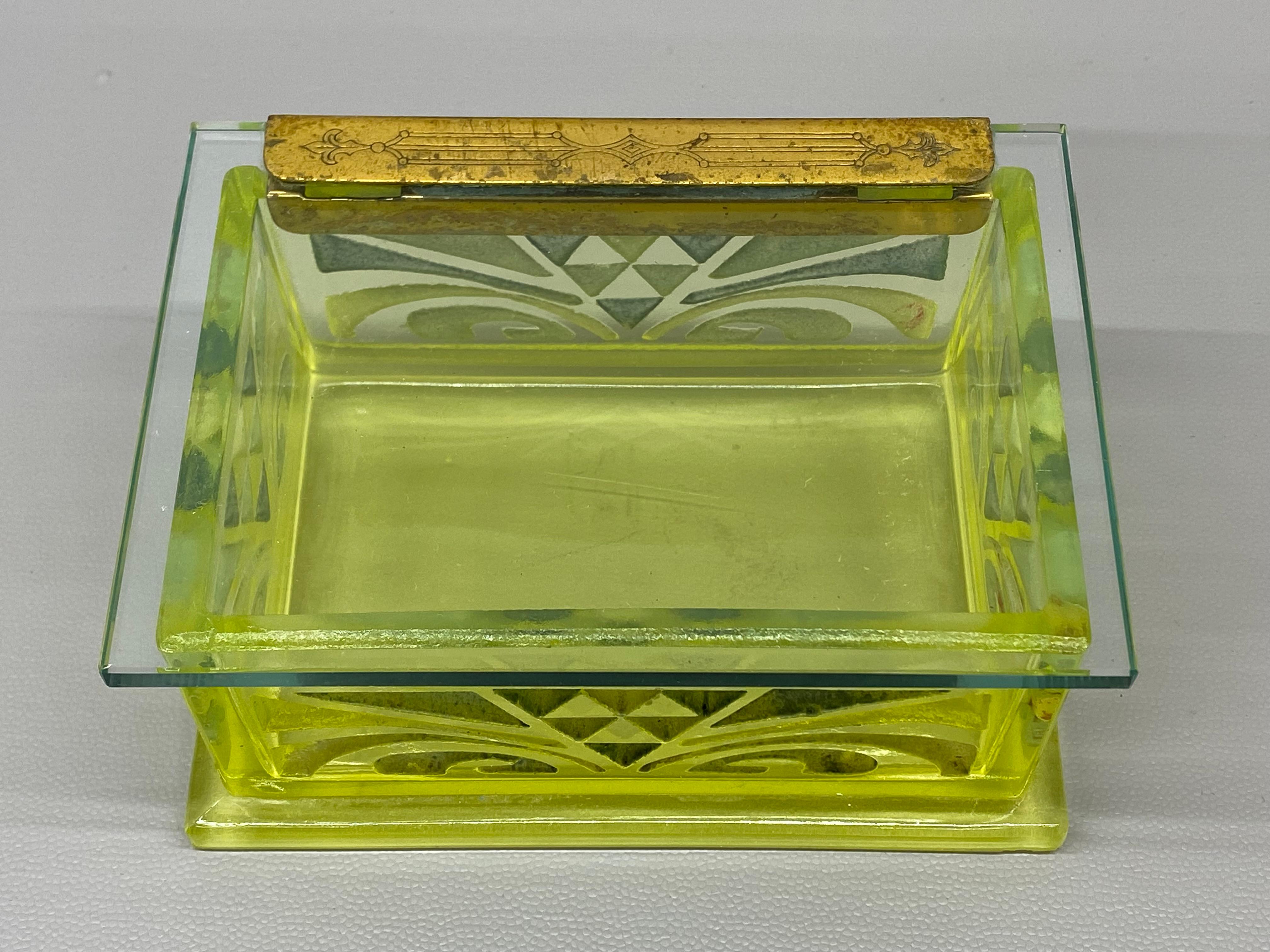 Caja de cigarrillos de cristal grabado Art Decó con uranio siglo XX