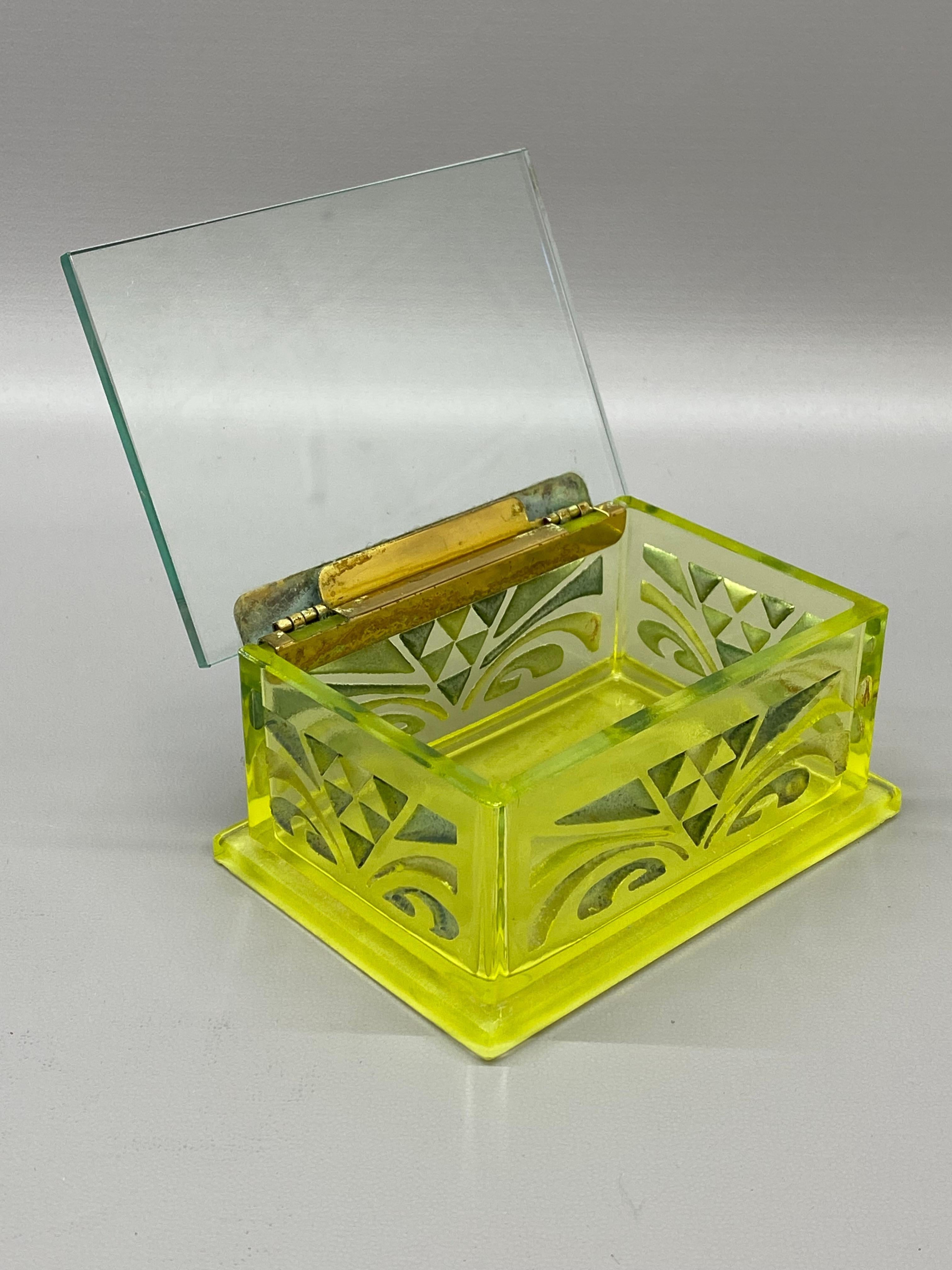 Caja de cigarrillos de cristal grabado Art Decó con uranio Metal