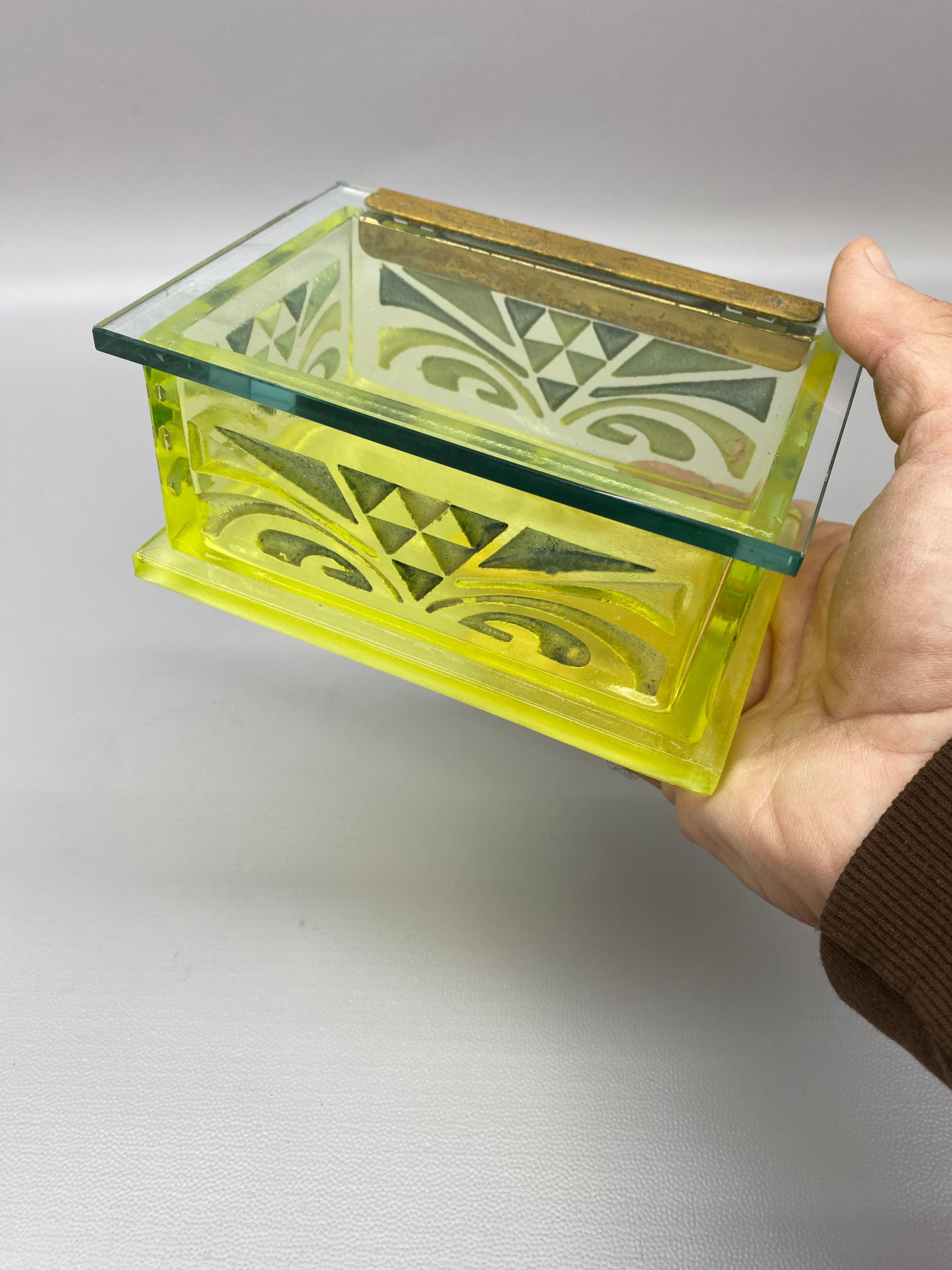 Caja de cigarrillos de cristal grabado Art Decó con uranio 1