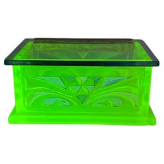 Caja de cigarrillos de cristal grabado Art Decó con uranio