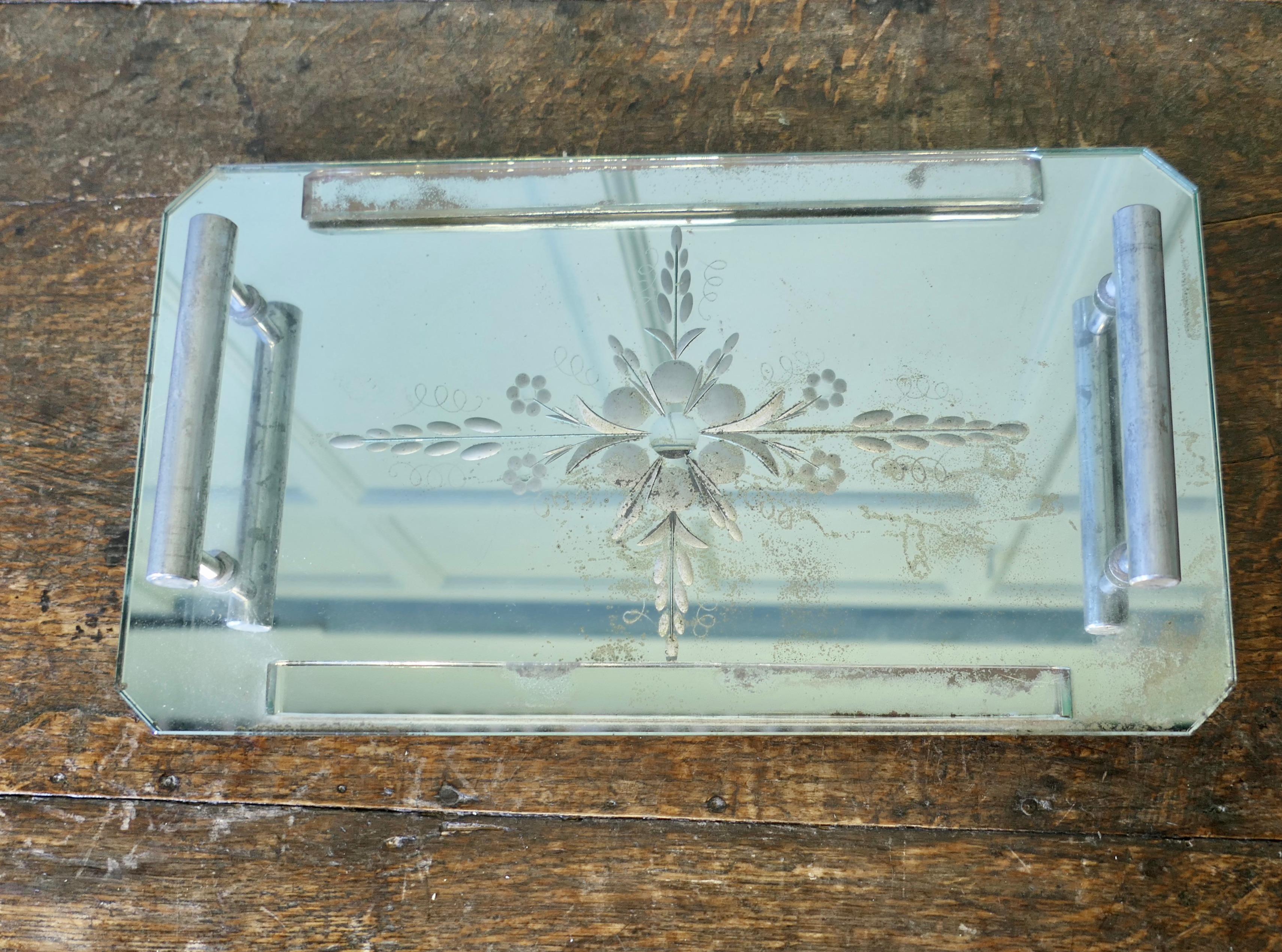 Geätzte Art Deco Mirror Tablett venezianischen

Ein schönes stilvolles Stück, das Tablett ist mit Spiegel gemacht und es hat Chrom Griffe an jedem Ende und kleine Füße unten, ist der zentrale Spiegel mit Blumen geätzt
Ein seltenes Stück ist es