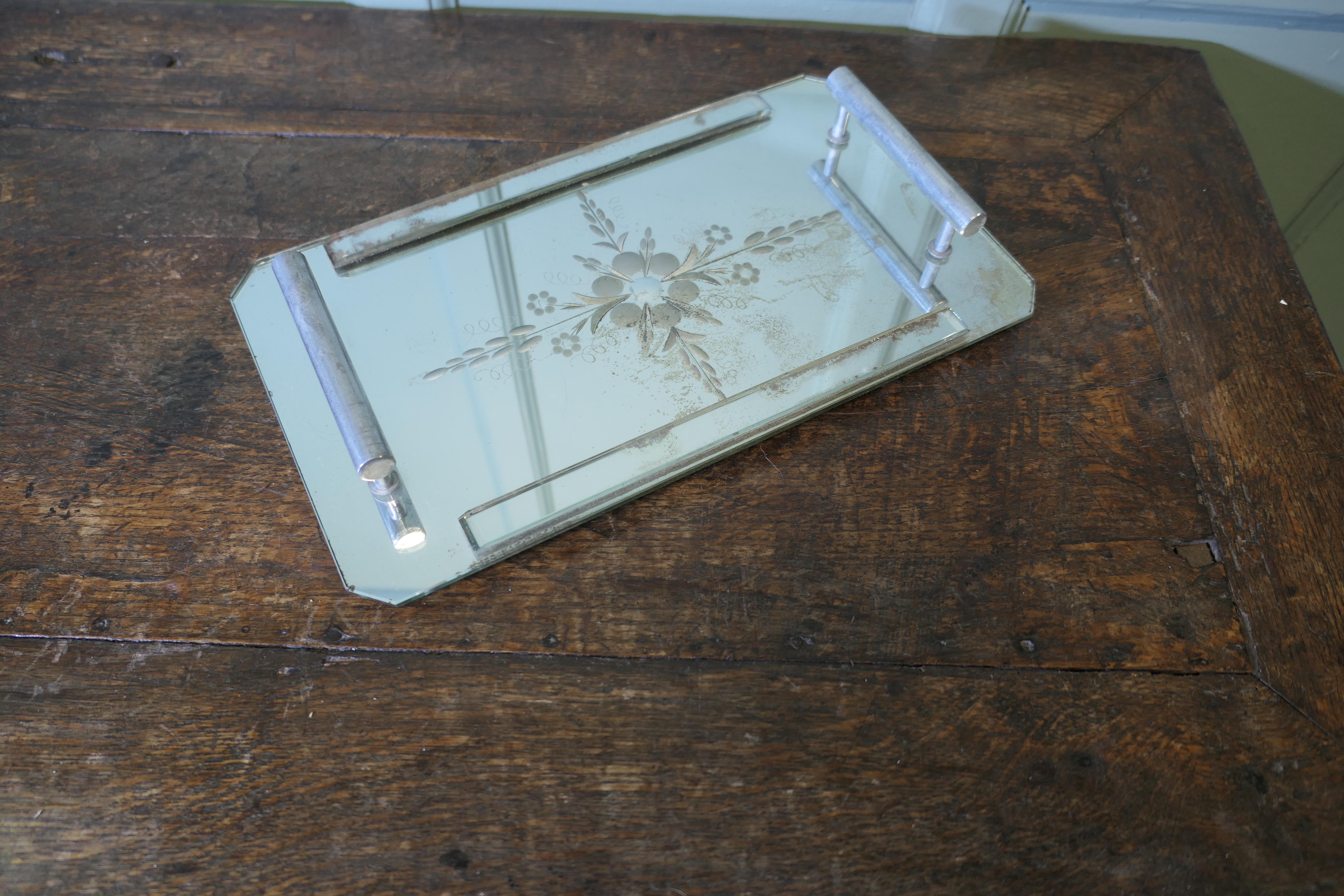 Geätzte Art Deco Mirror Tablett venezianischen  Ein schönes, stilvolles Stück (Art déco) im Angebot