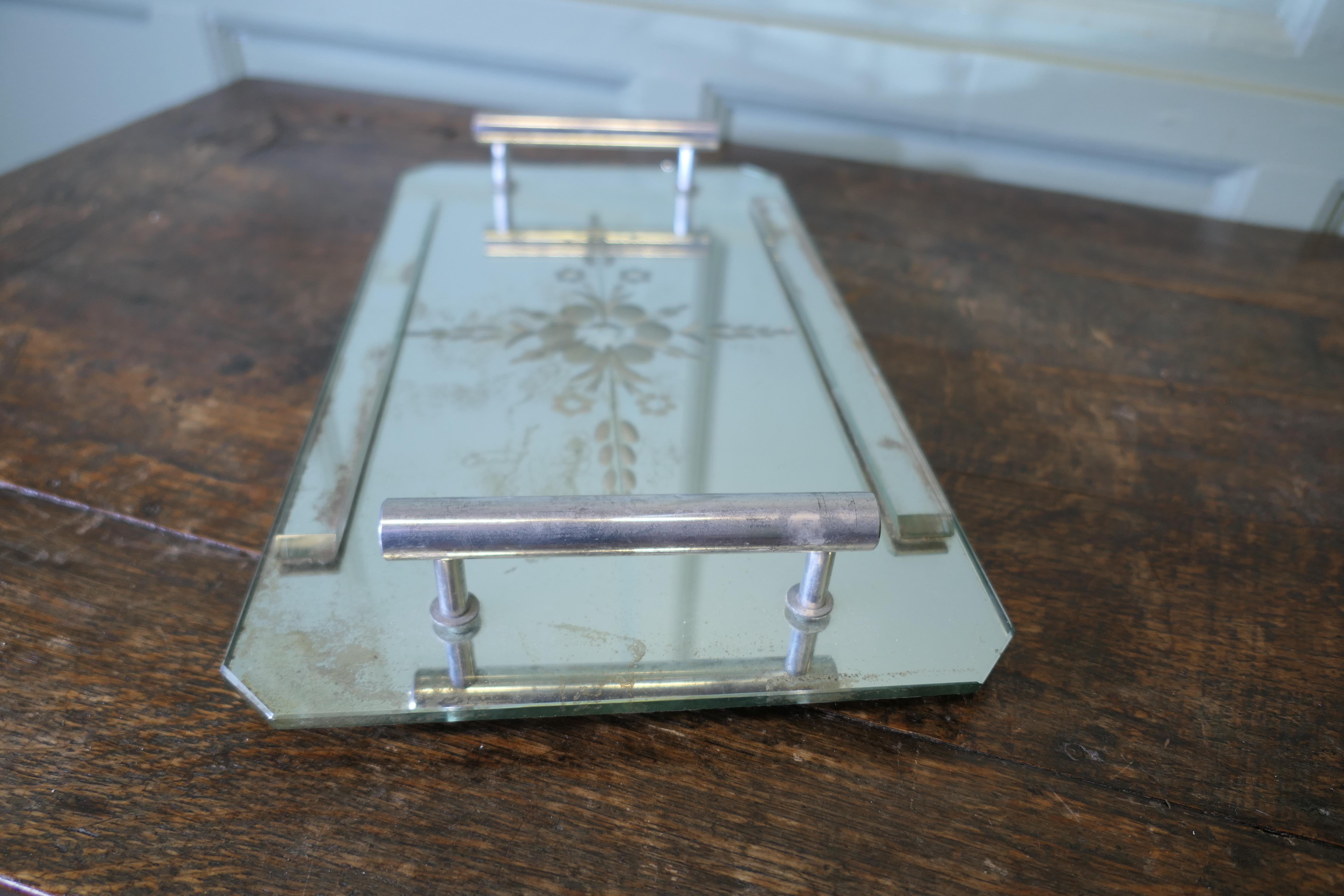 Geätzte Art Deco Mirror Tablett venezianischen  Ein schönes, stilvolles Stück (Frühes 20. Jahrhundert) im Angebot