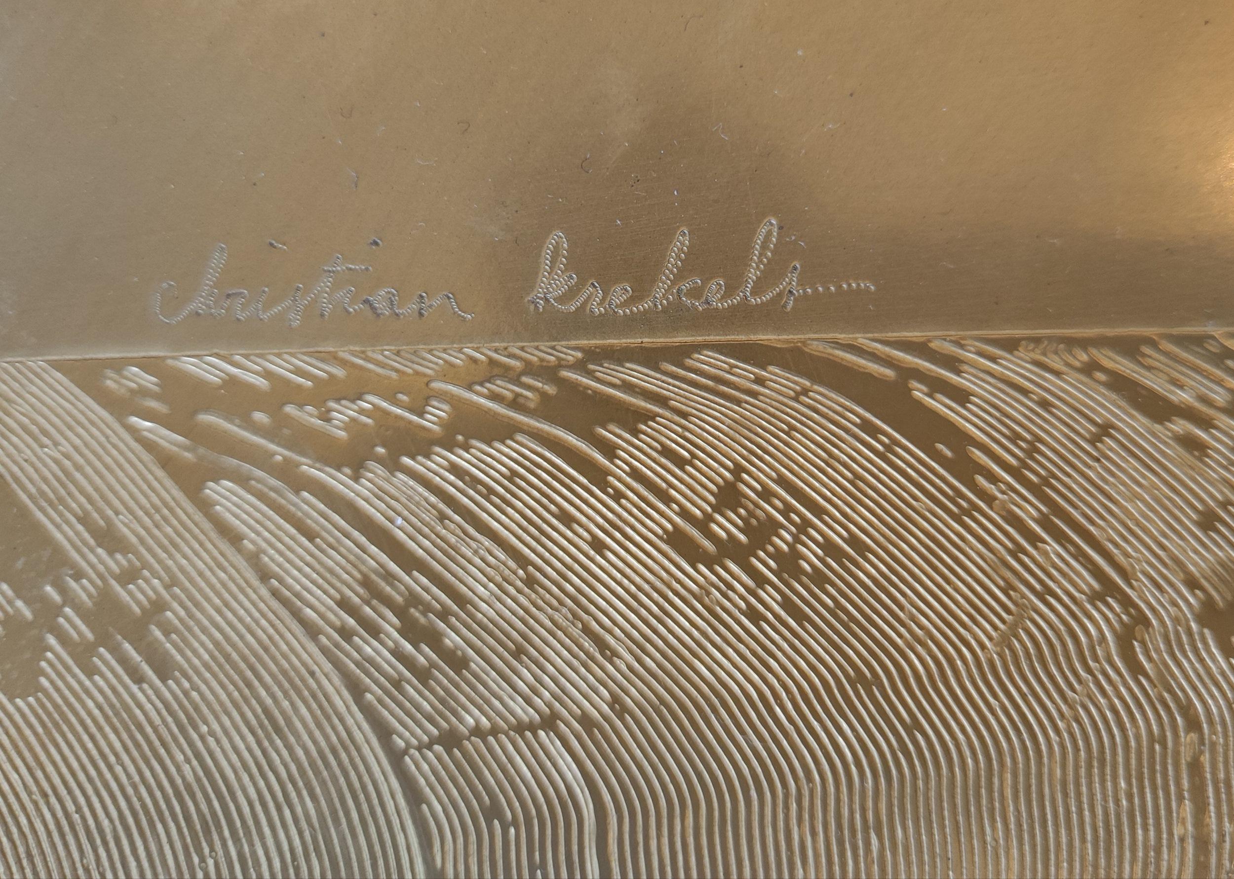 Table basse en laiton gravé de Christian Krekels, signée , circa 1975 en vente 3