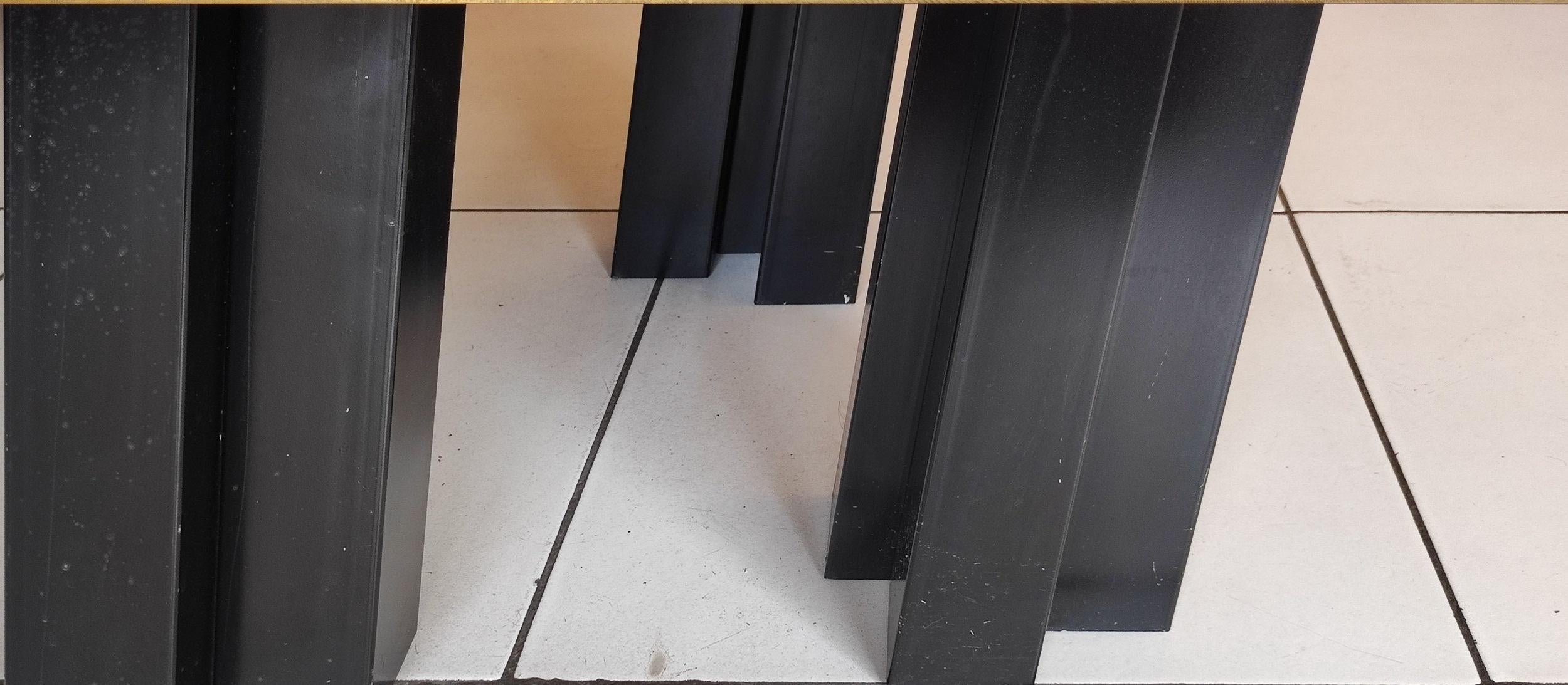 Mesa de centro de latón grabado de Christian Krekels, firmada , hacia 1975 en Excelente estado para la venta en Saint-Ouen, FR