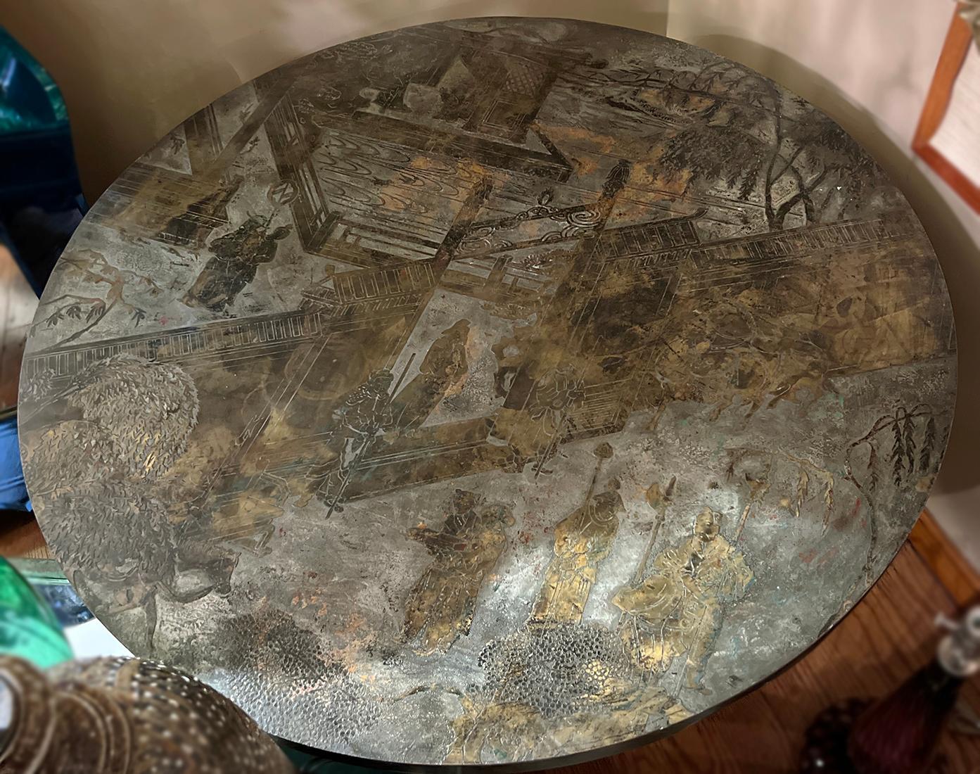 Table basse gravée et patinée, datant des années 1960, réalisée par Phillips et Kelvin LaVerne. 
L'étiquette de vente originale du fabricant est restée sur le dessous. 

Mesures :
Hauteur 25