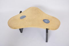 Table basse en laiton buriné avec pierres d'agate dans le style de Lova Creation