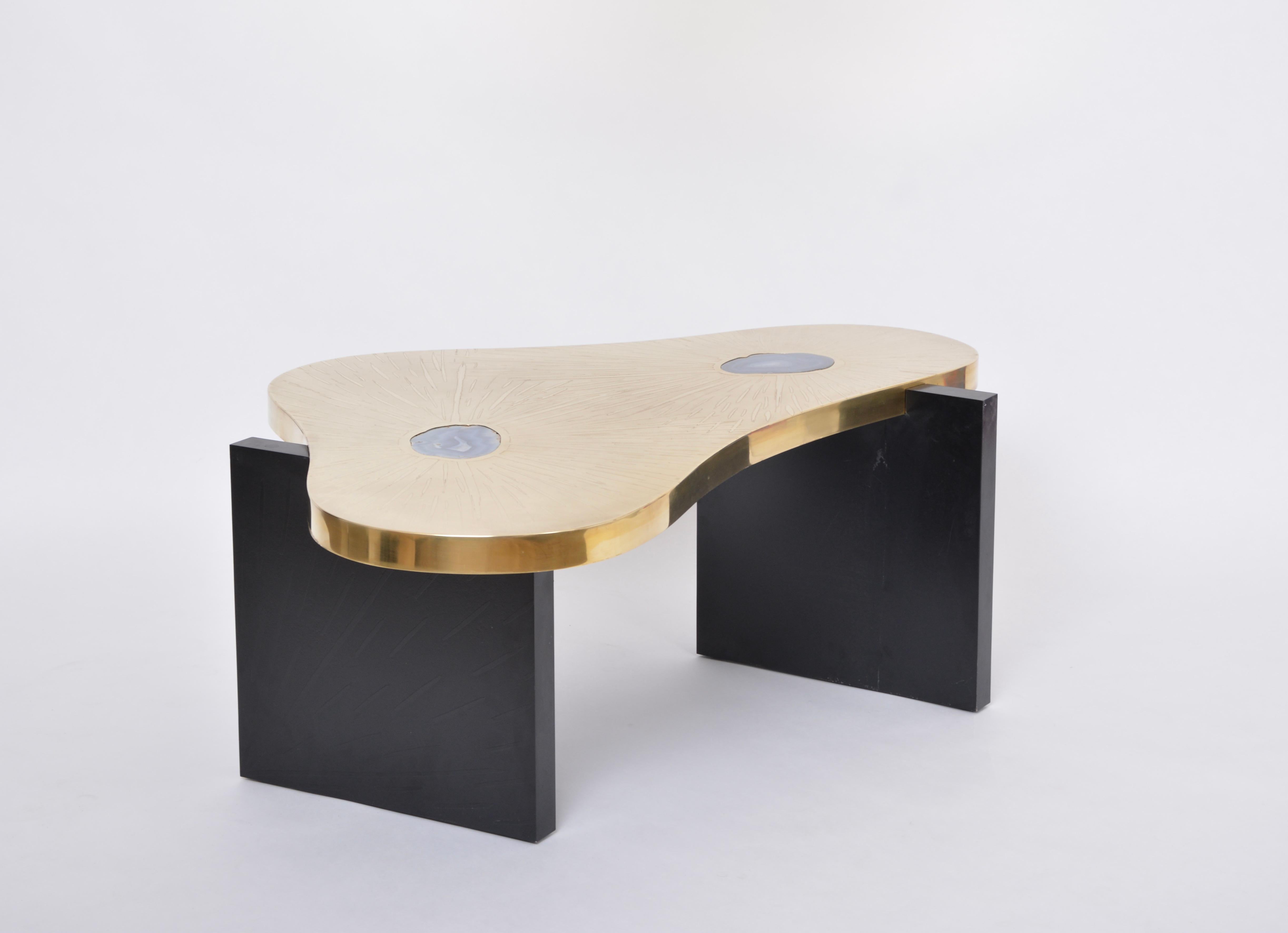 Laiton Table basse en laiton buriné avec pierres d'agate dans le style de Lova Creation en vente