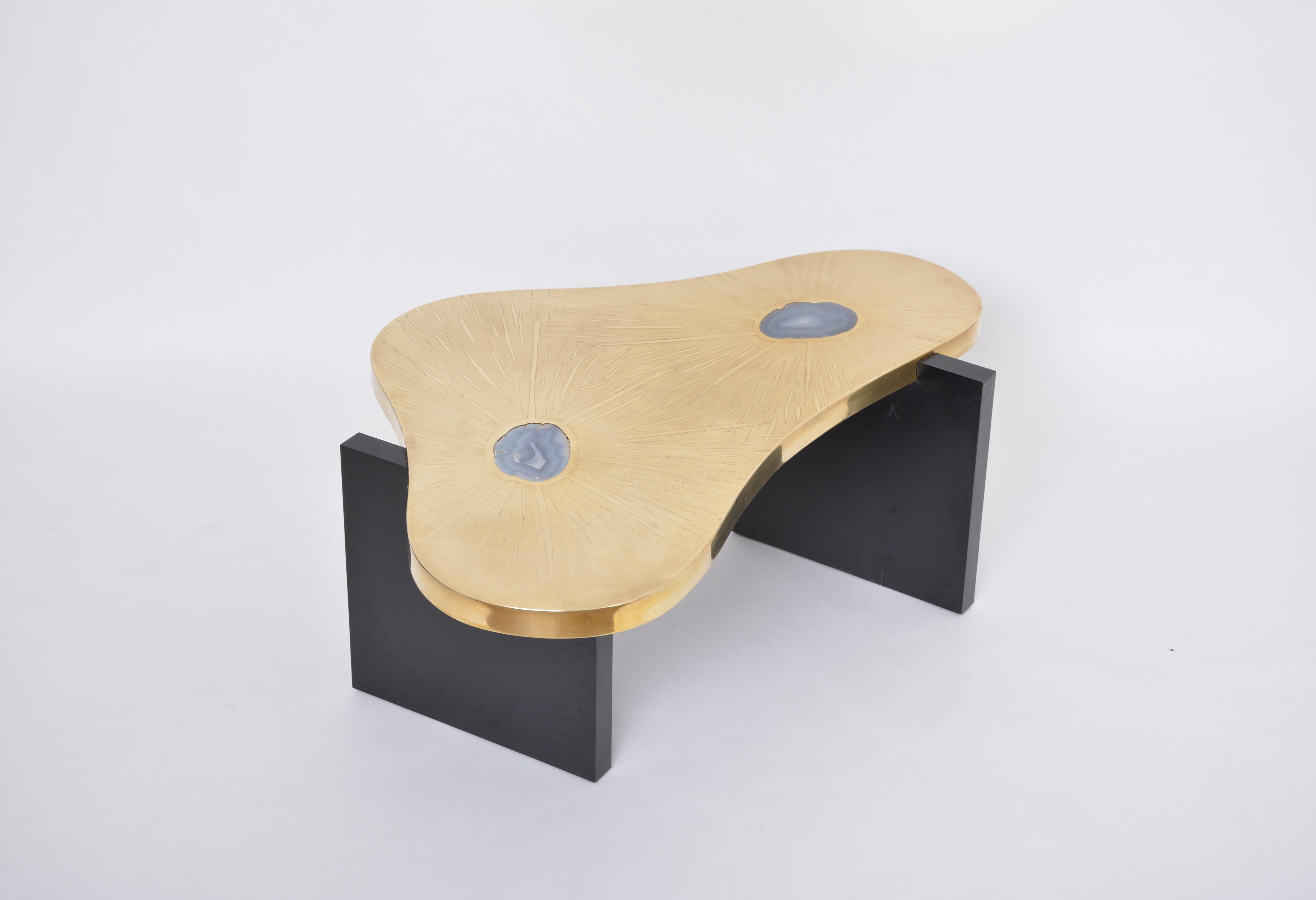 Table basse en laiton buriné avec pierres d'agate dans le style de Lova Creation en vente 1