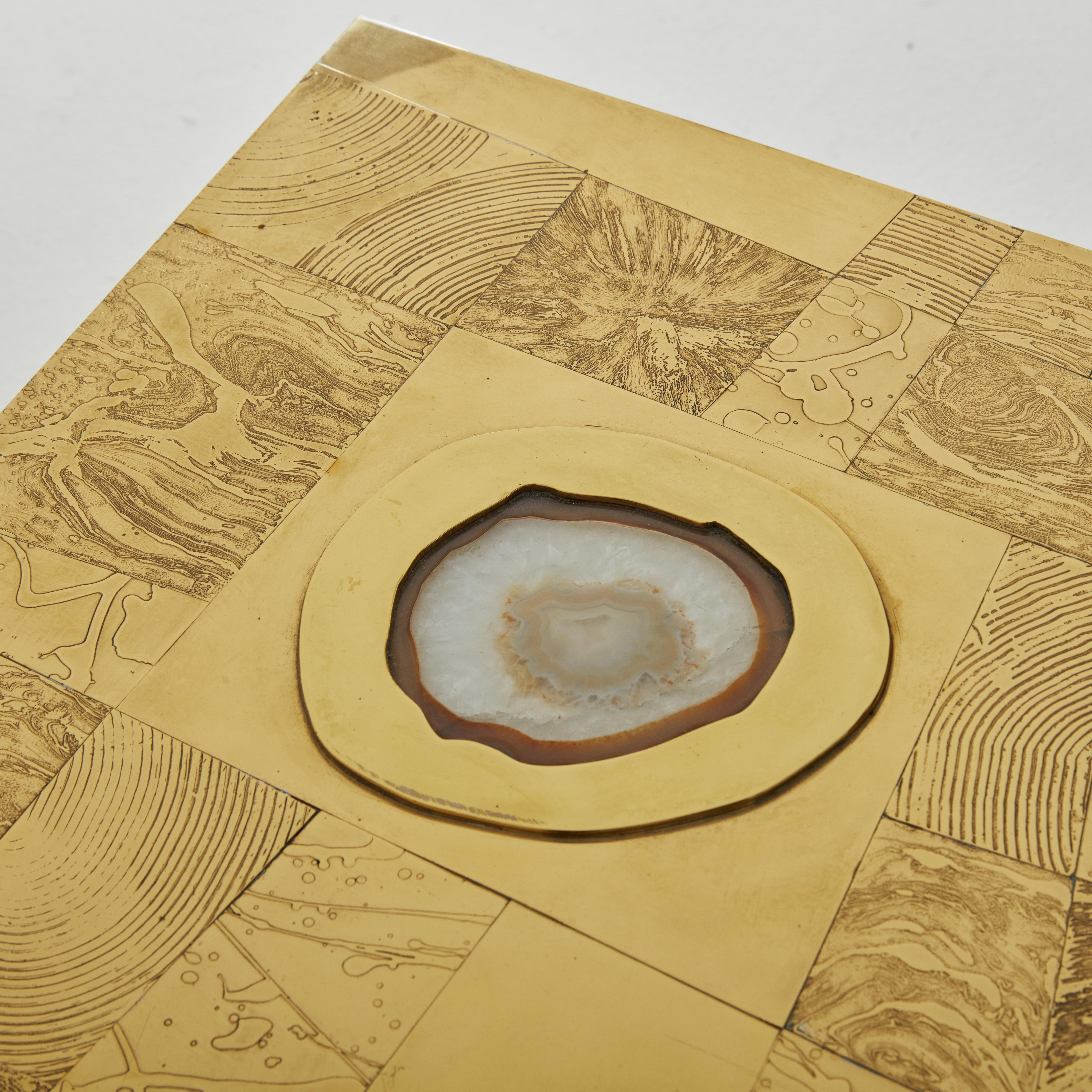 Wunderschöner, dekorativer, geätzter Couchtisch / Beistelltisch aus Messing aus den 70er Jahren, von und signiert Felix de Boussy, Belgien. Ein von der Mondoberfläche inspiriertes Muster, kombiniert in Quadraten mit einer seltenen