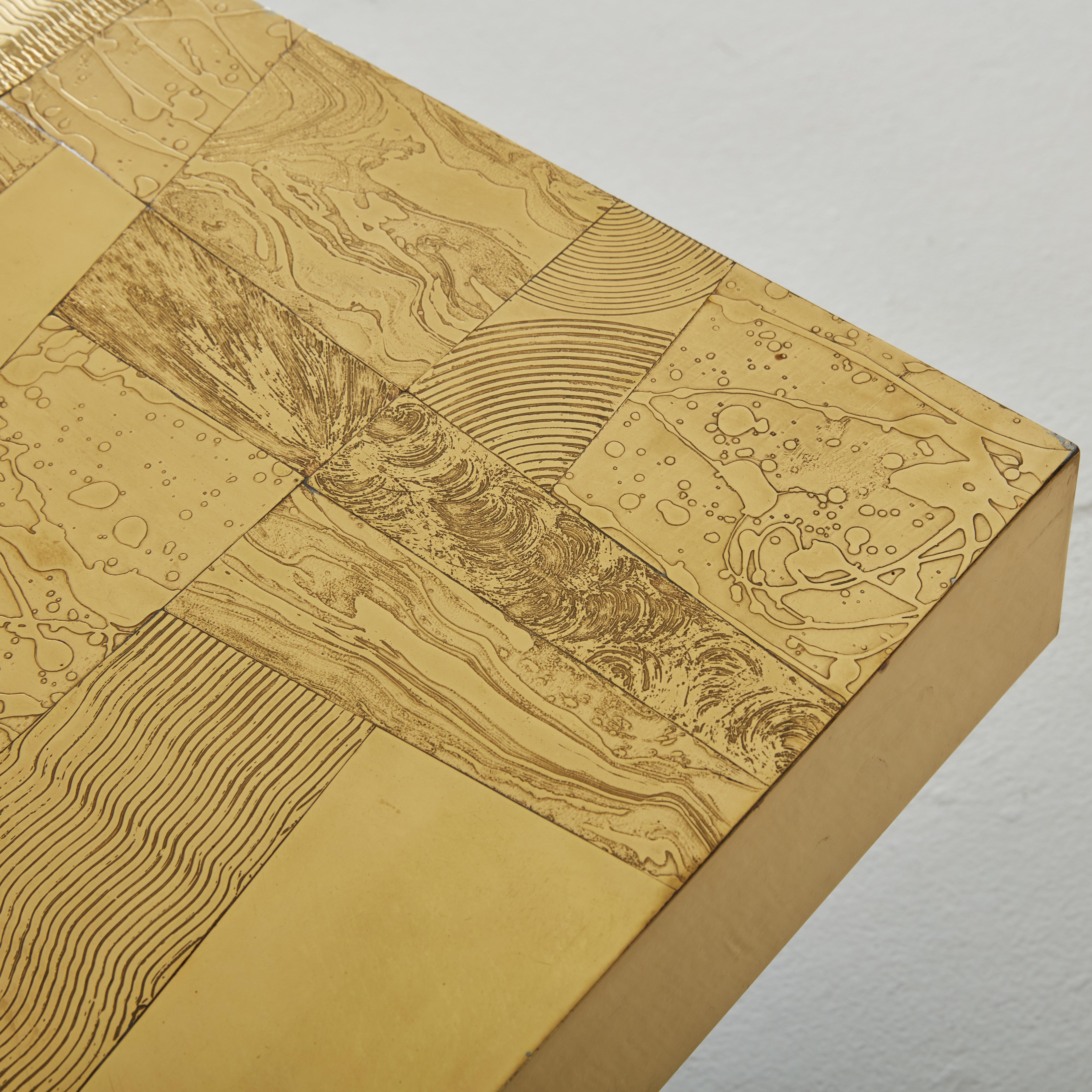 Fin du XVIIe siècle Table basse 'Horizon' en laiton gravé et agate incrustée par Felix de Boussy, Belgique en vente