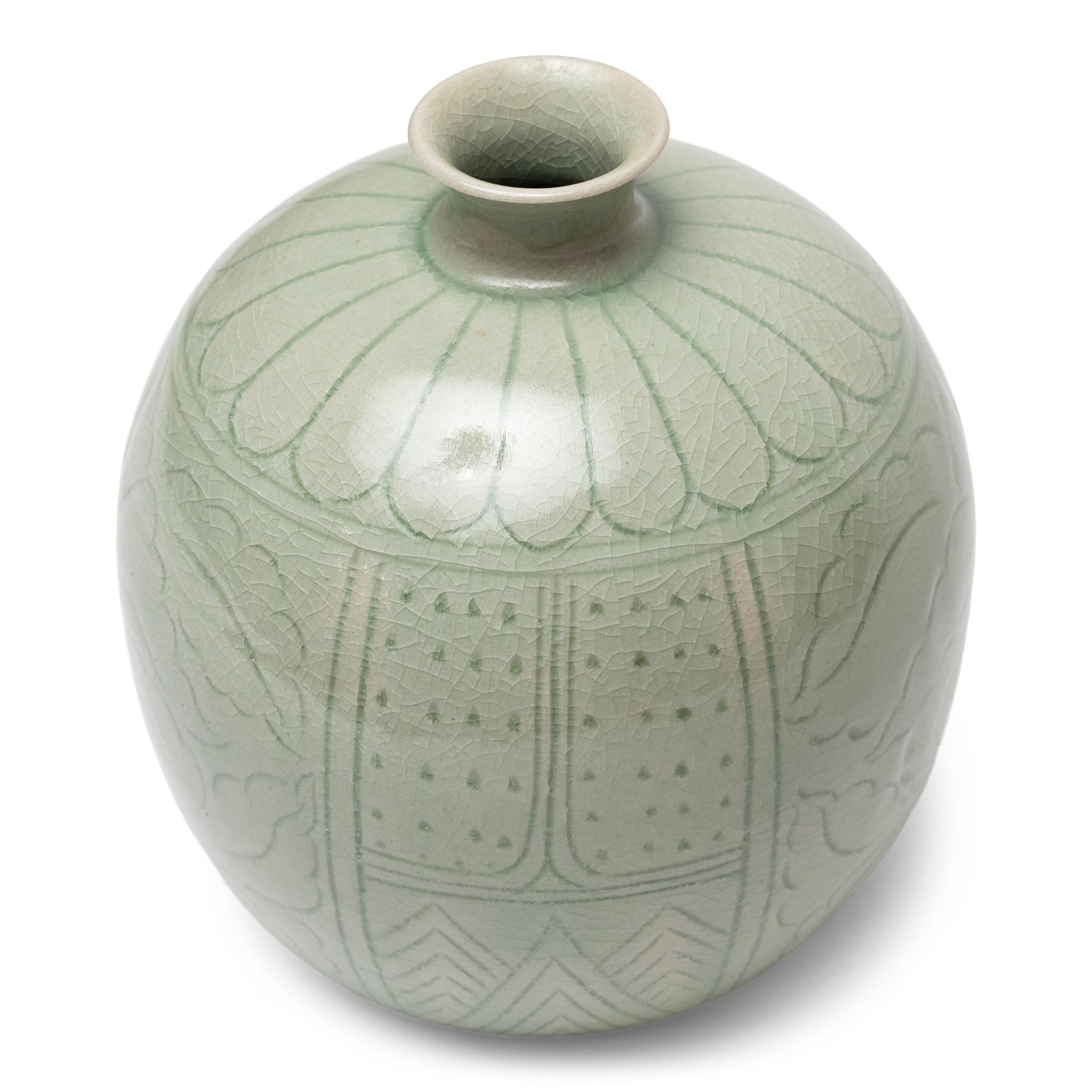 Minimaliste Vase à grenade en céladon gravé en vente