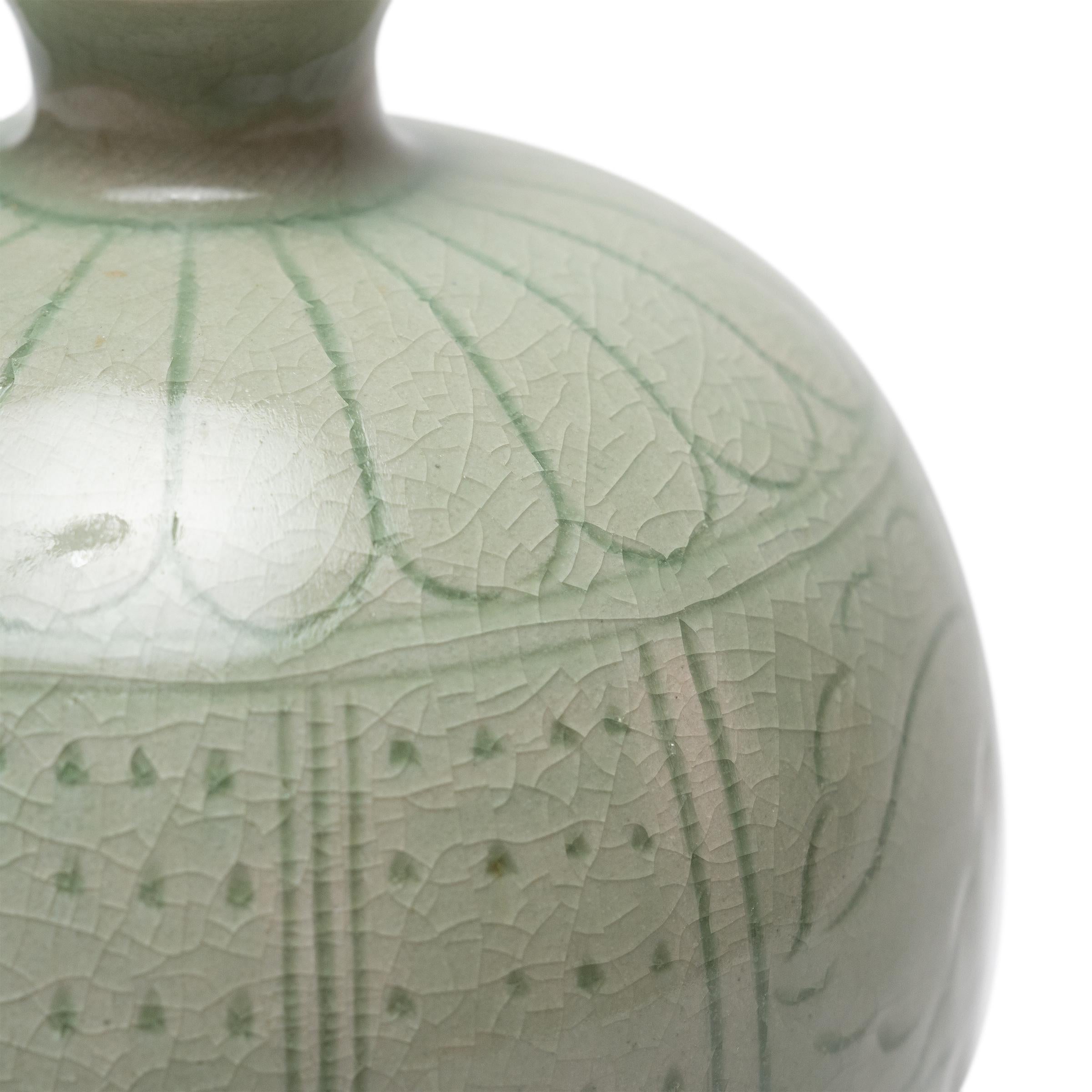Thaïlandais Vase à grenade en céladon gravé en vente