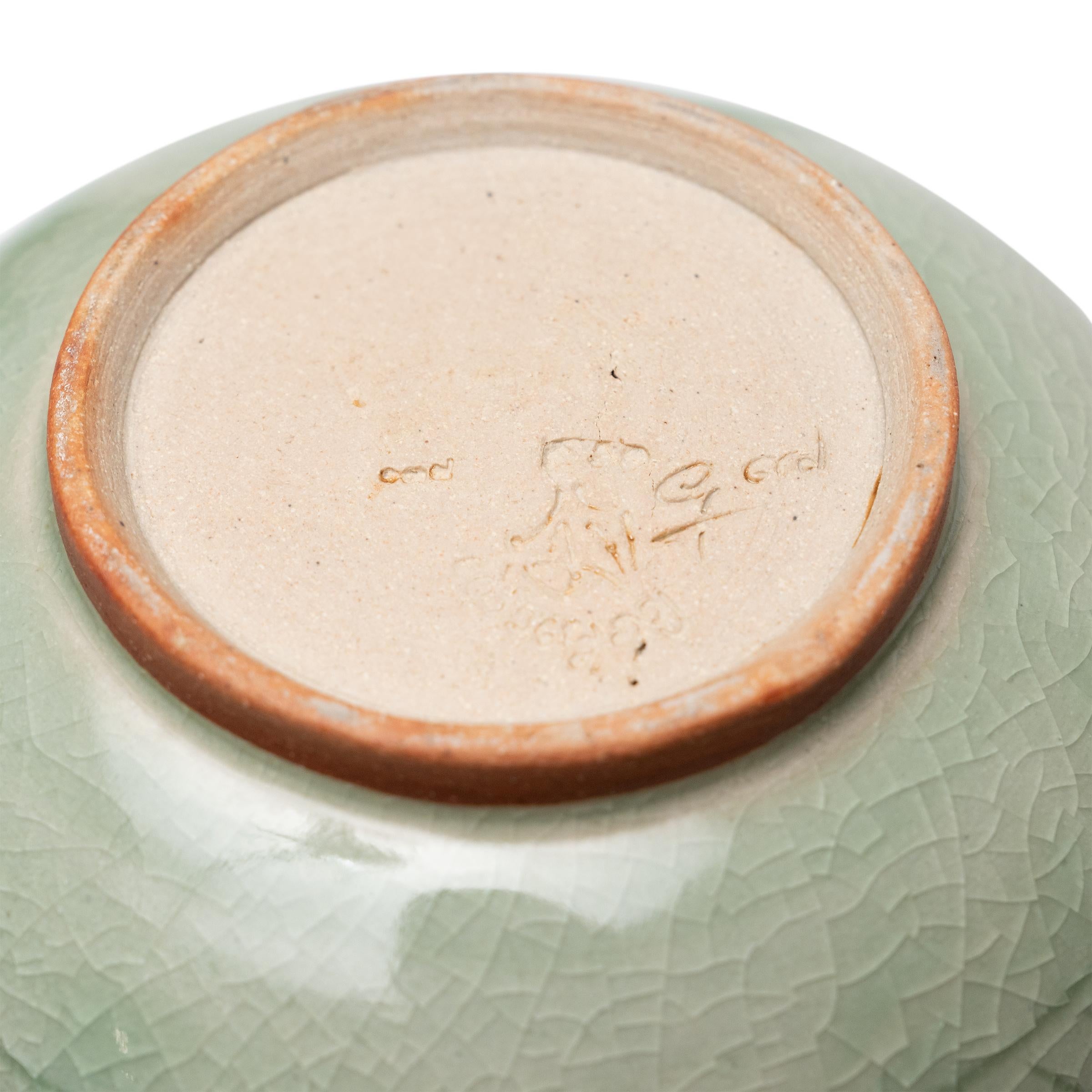 Buriné Vase à grenade en céladon gravé en vente