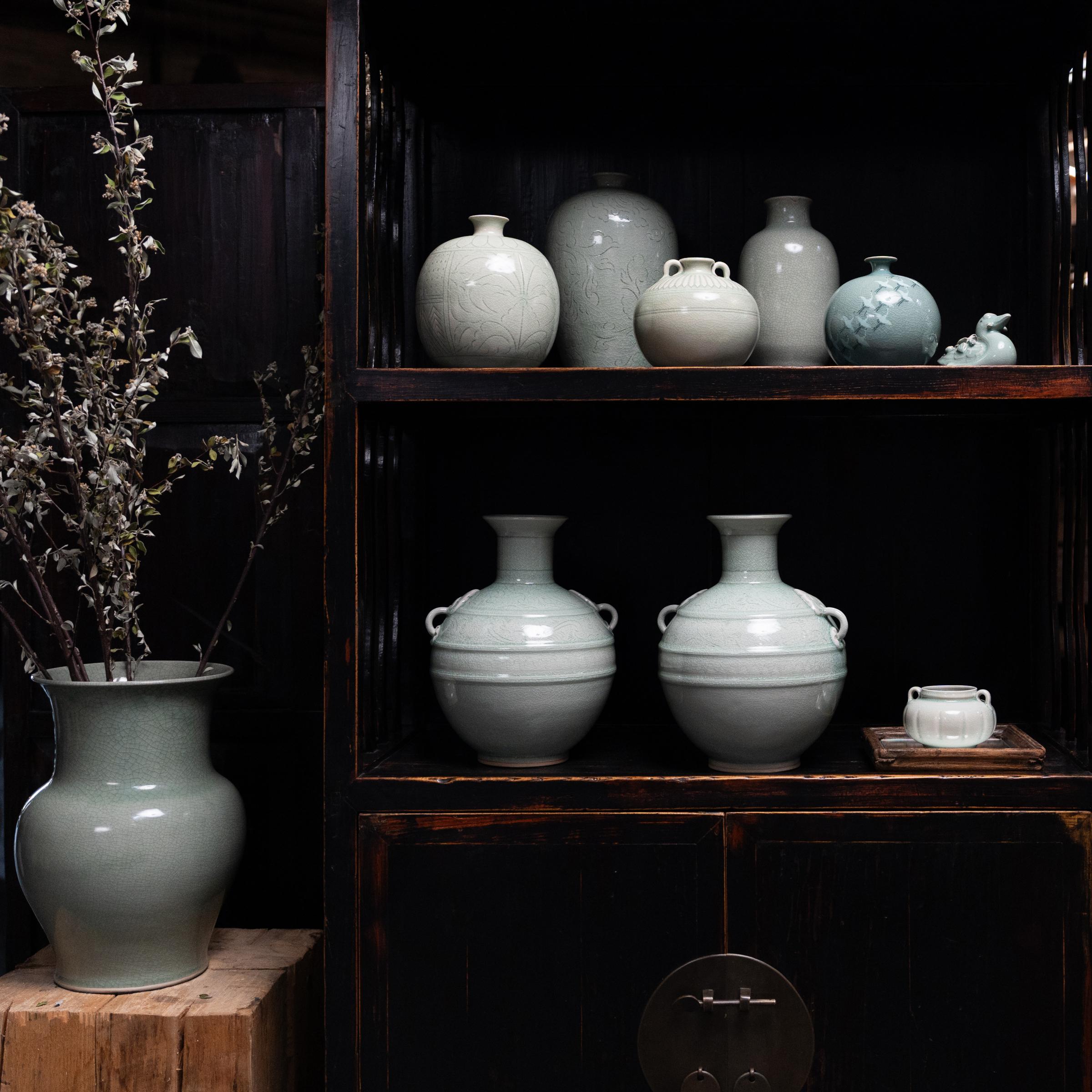 Vase à grenade en céladon gravé Bon état - En vente à Chicago, IL