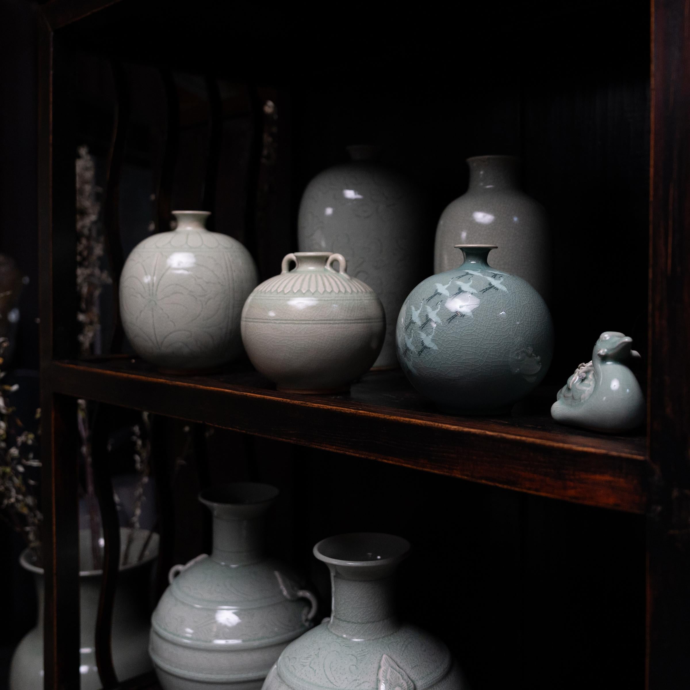 20ième siècle Vase à grenade en céladon gravé en vente