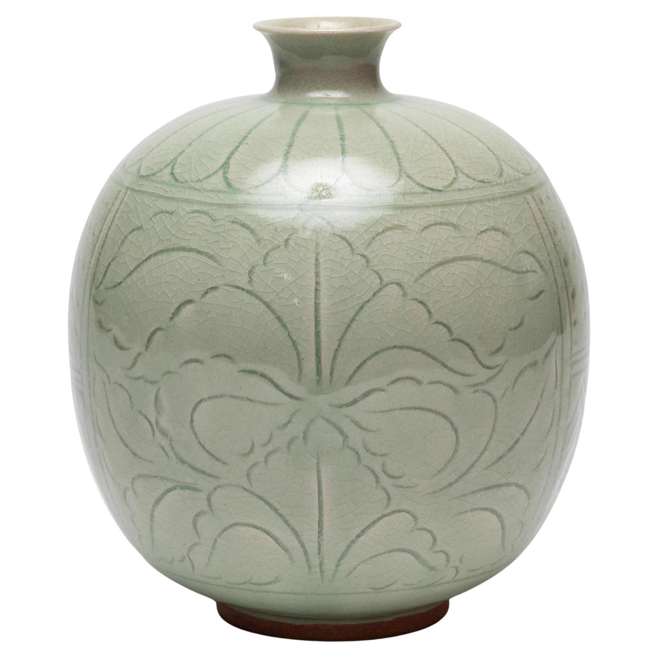 Vase à grenade en céladon gravé