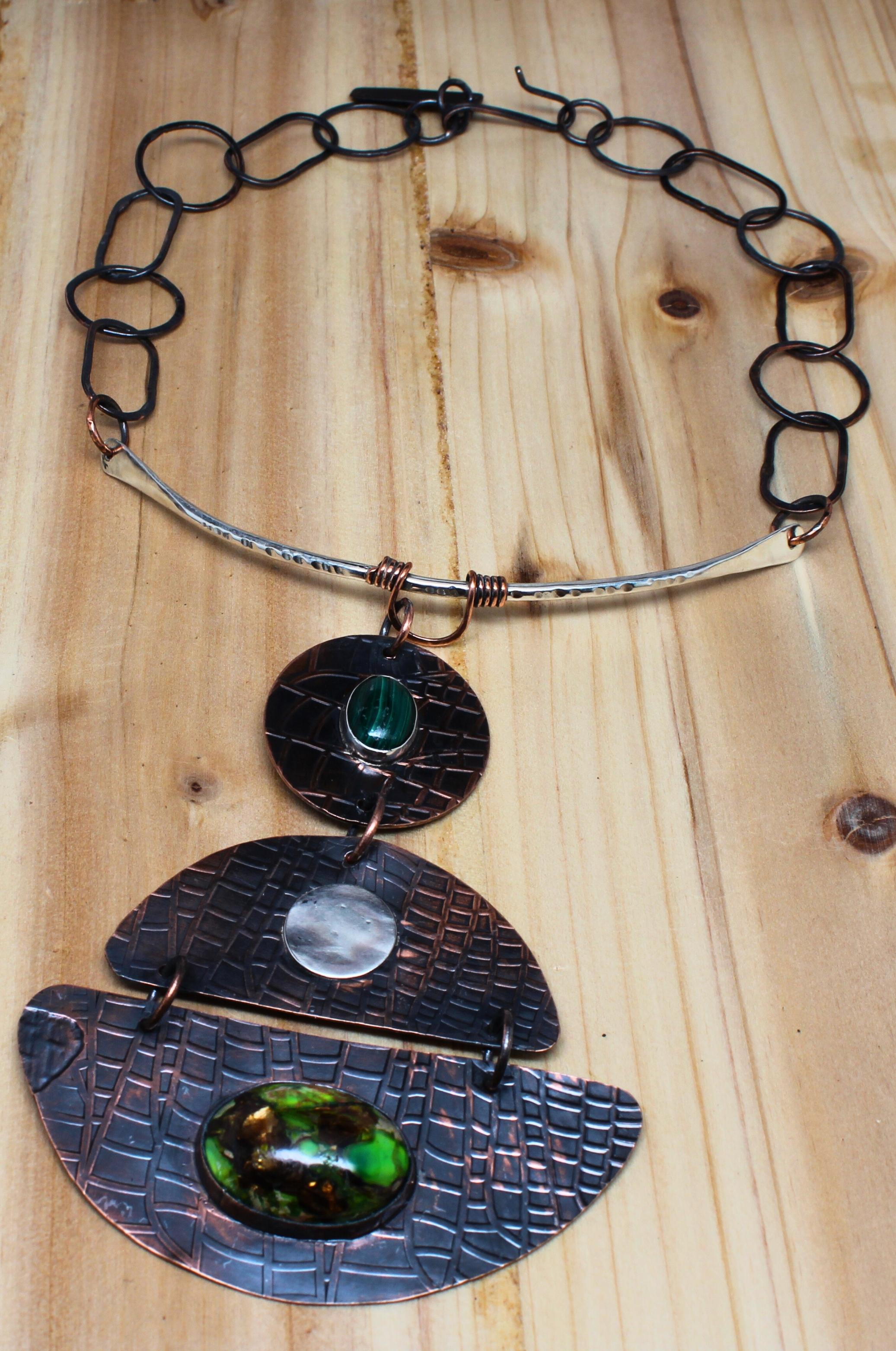 Collana Queen in rame inciso, argento argentato e malachite in vendita 4