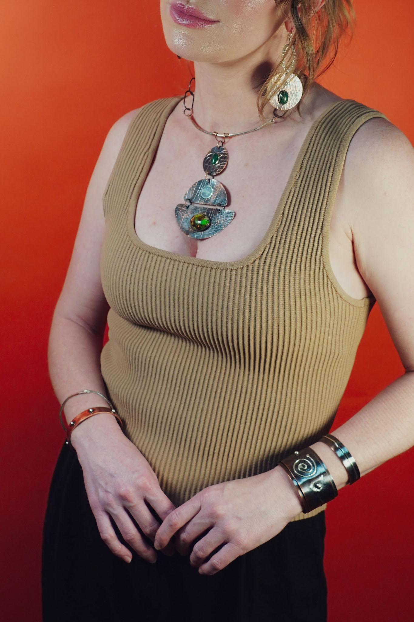 Collana Queen in rame inciso, argento argentato e malachite in vendita 7