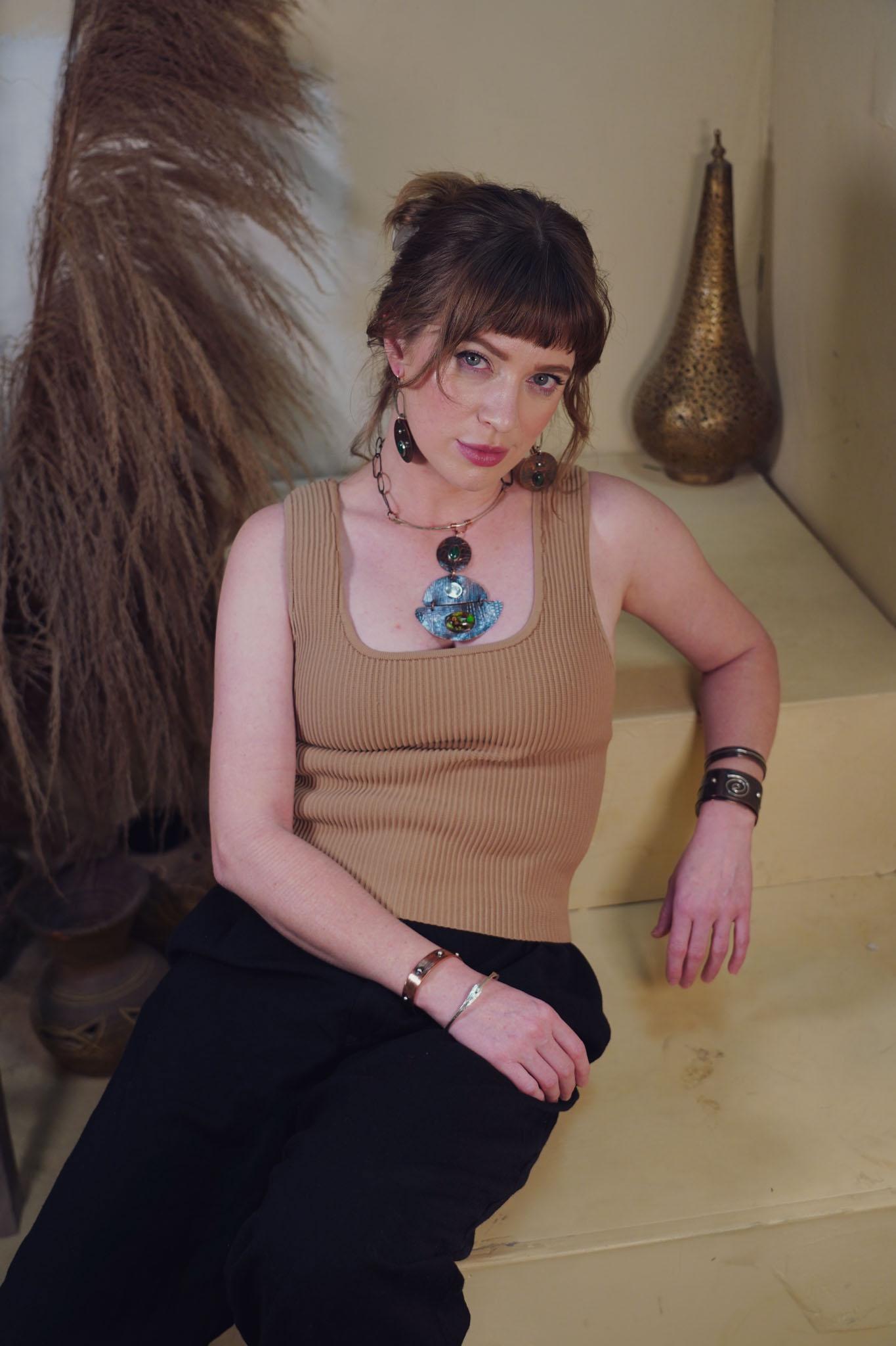 Collana Queen in rame inciso, argento argentato e malachite in vendita 9