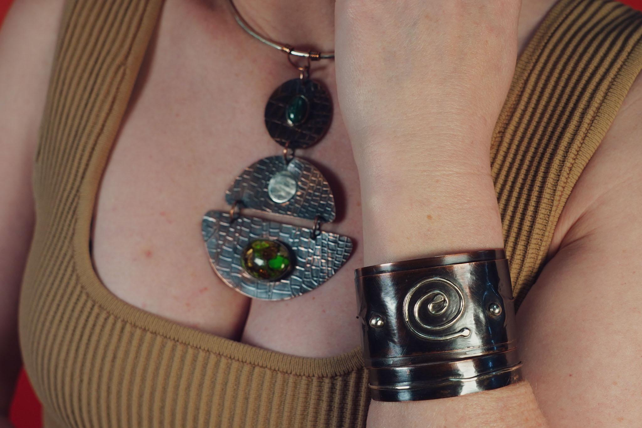 Oval Cut Etched Copper, Argentium Silver and Malachite Queen Necklace For Sale