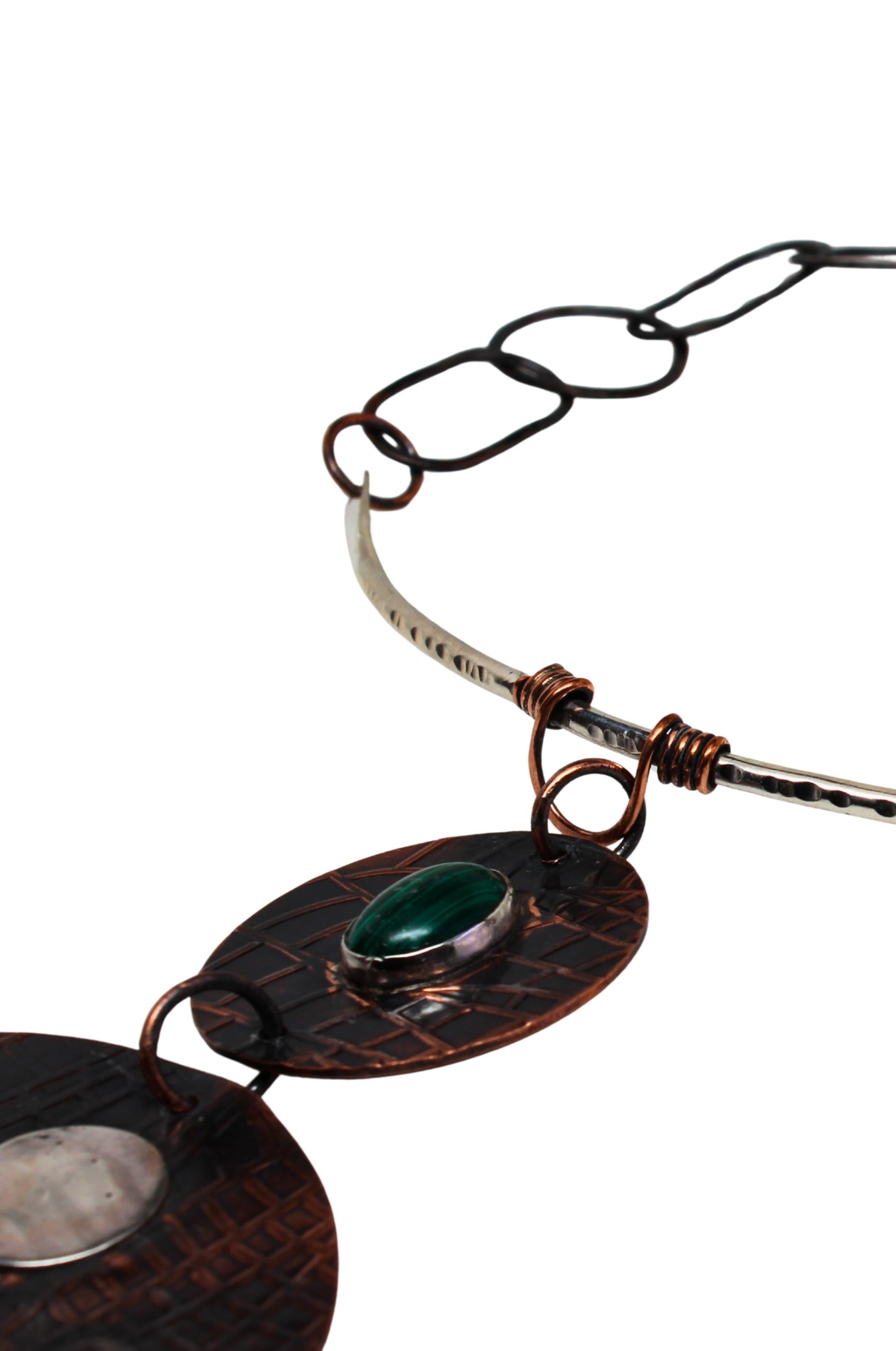 Collana Queen in rame inciso, argento argentato e malachite in vendita 2