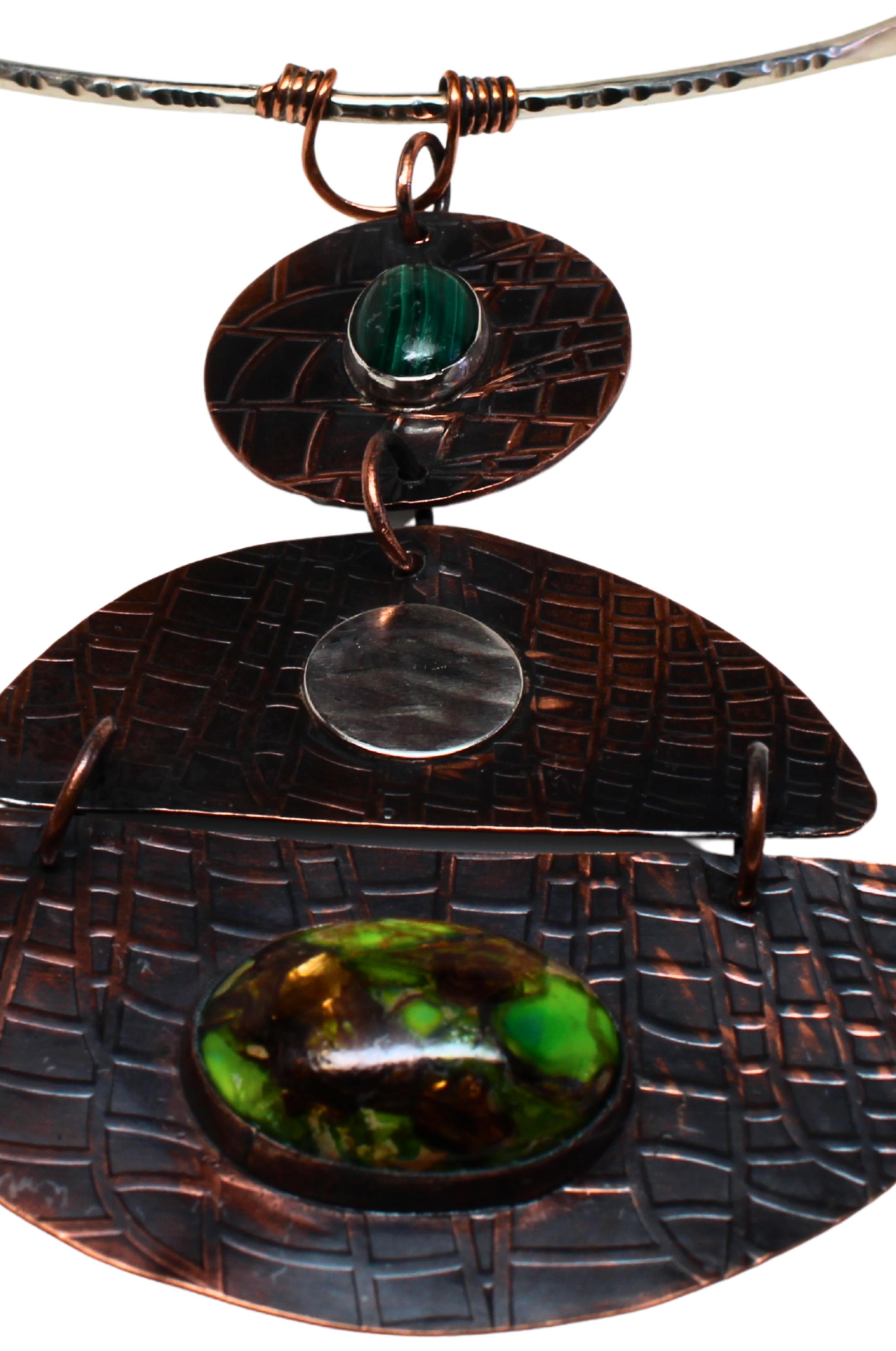Collana Queen in rame inciso, argento argentato e malachite in vendita 3