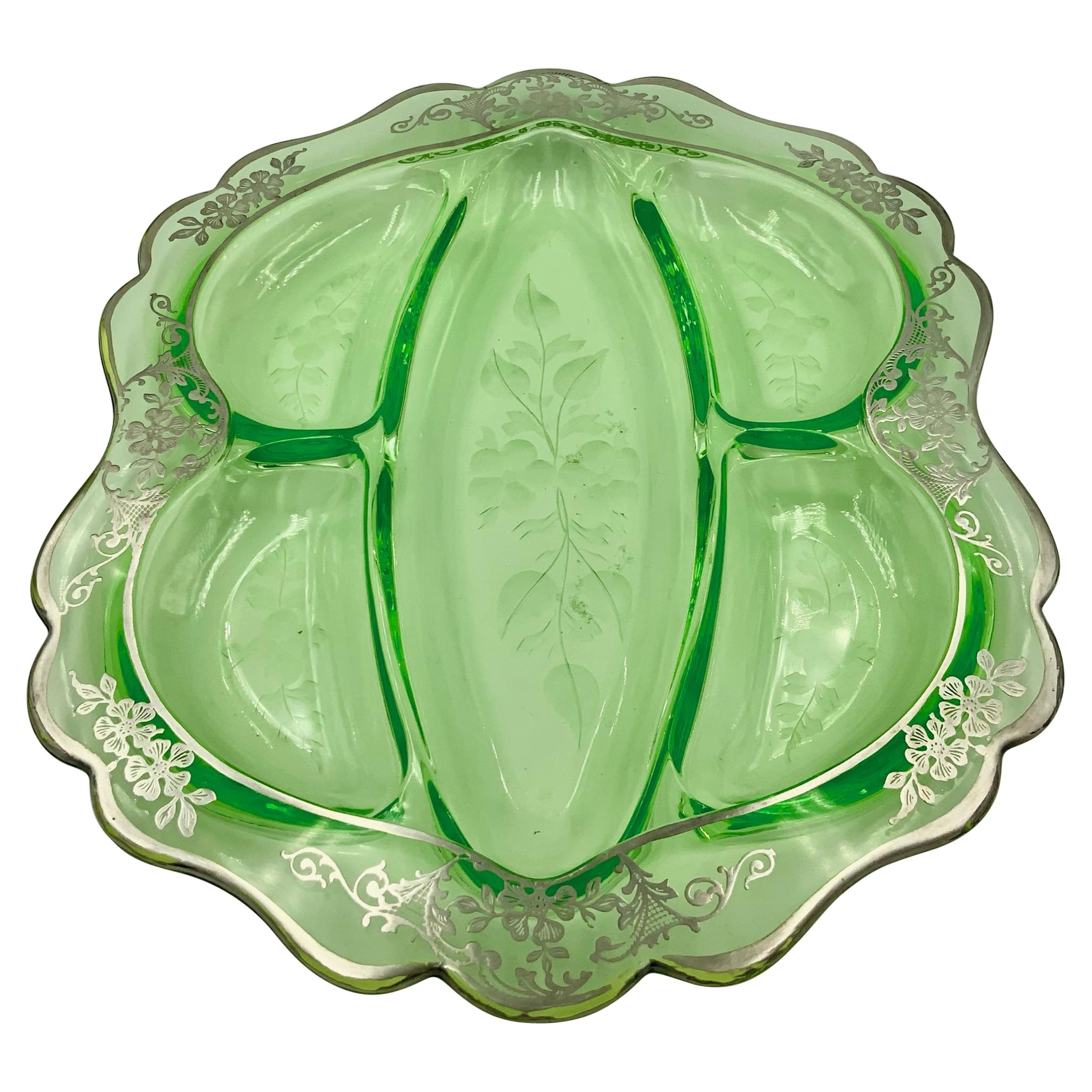 Vassoio di vetro inciso con fiori d'argento e verde, diviso in due parti, per il sedano e la salsa. in vendita